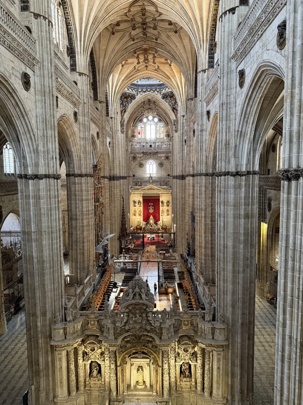 Vista aérea de la nave central, el coro y el altar mayor de la catedral desde el triforio en Ieronimus (foto propia La Maleta Inquieta, abril 2025)