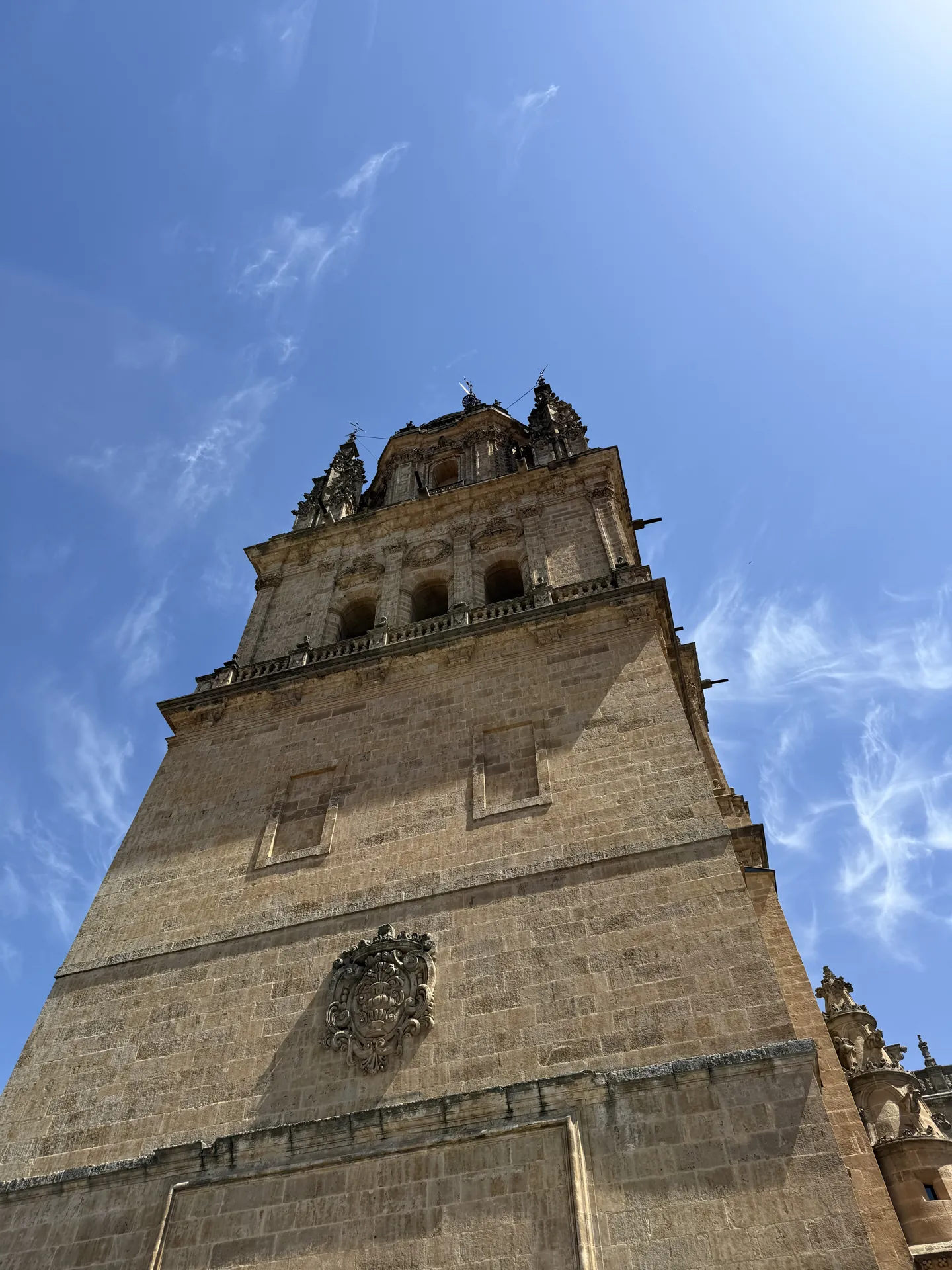 Torre del campanario de la Catedral de Salamanca en contrapicado desde el recorrido Ieronimus (foto propia La Maleta Inquieta, abril 2025)