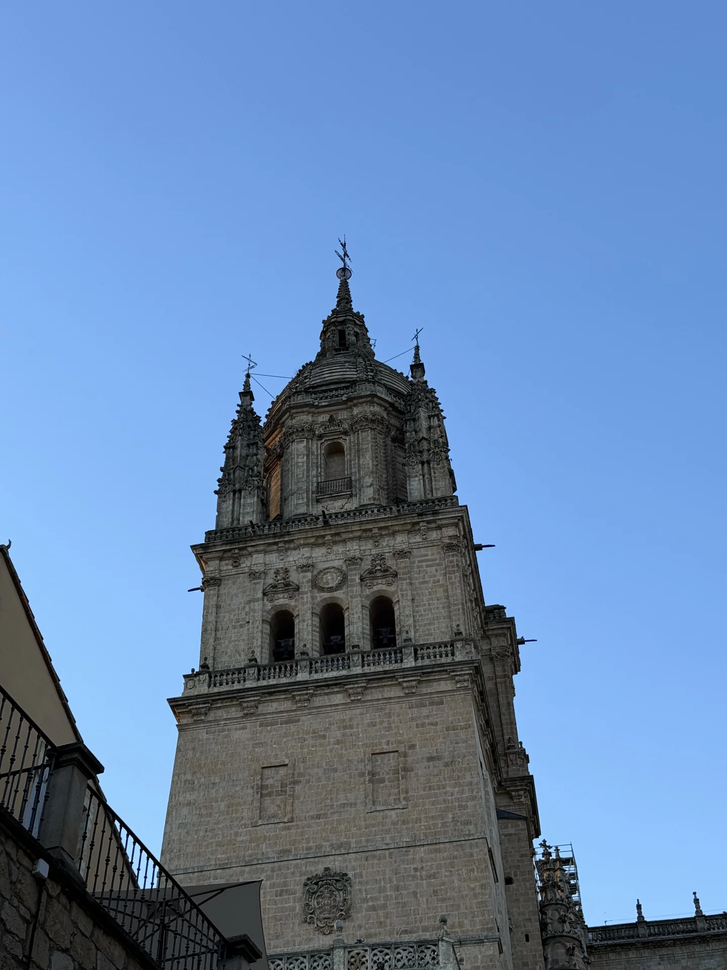 Torre de la Catedral de Salamanca vista desde el exterior, acceso al recorrido Ieronimus (foto propia La Maleta Inquieta, abril 2025)