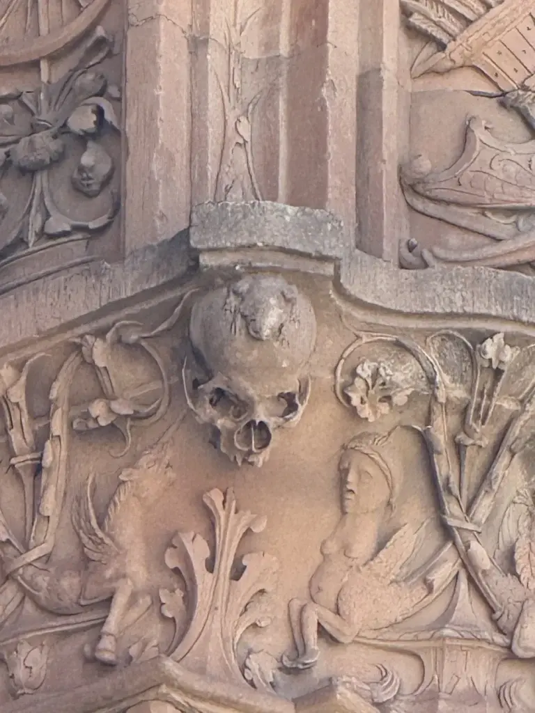 Detalle de la rana sobre la calavera en la fachada plateresca de la Universidad de Salamanca — Foto propia La Maleta Inquieta, junio 2026