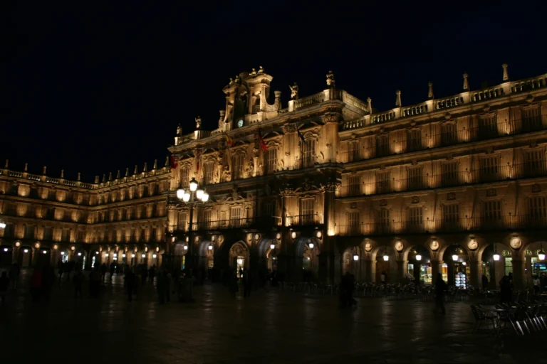 La Plaza Mayor de Salamanca iluminada de noche, escenario de la Nochevieja Universitaria — La Maleta Inquieta