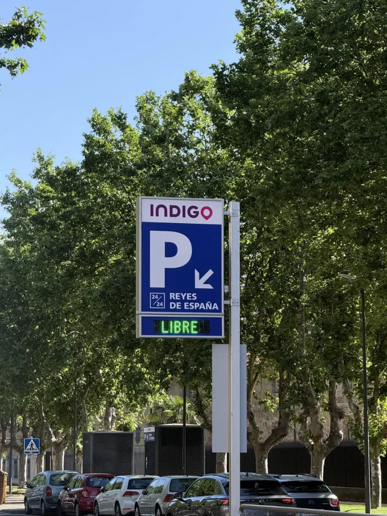 Panel indicador del parking Indigo PCI Reyes Católicos con señal libre en el centro de Salamanca — Foto propia La Maleta Inquieta, junio 2026