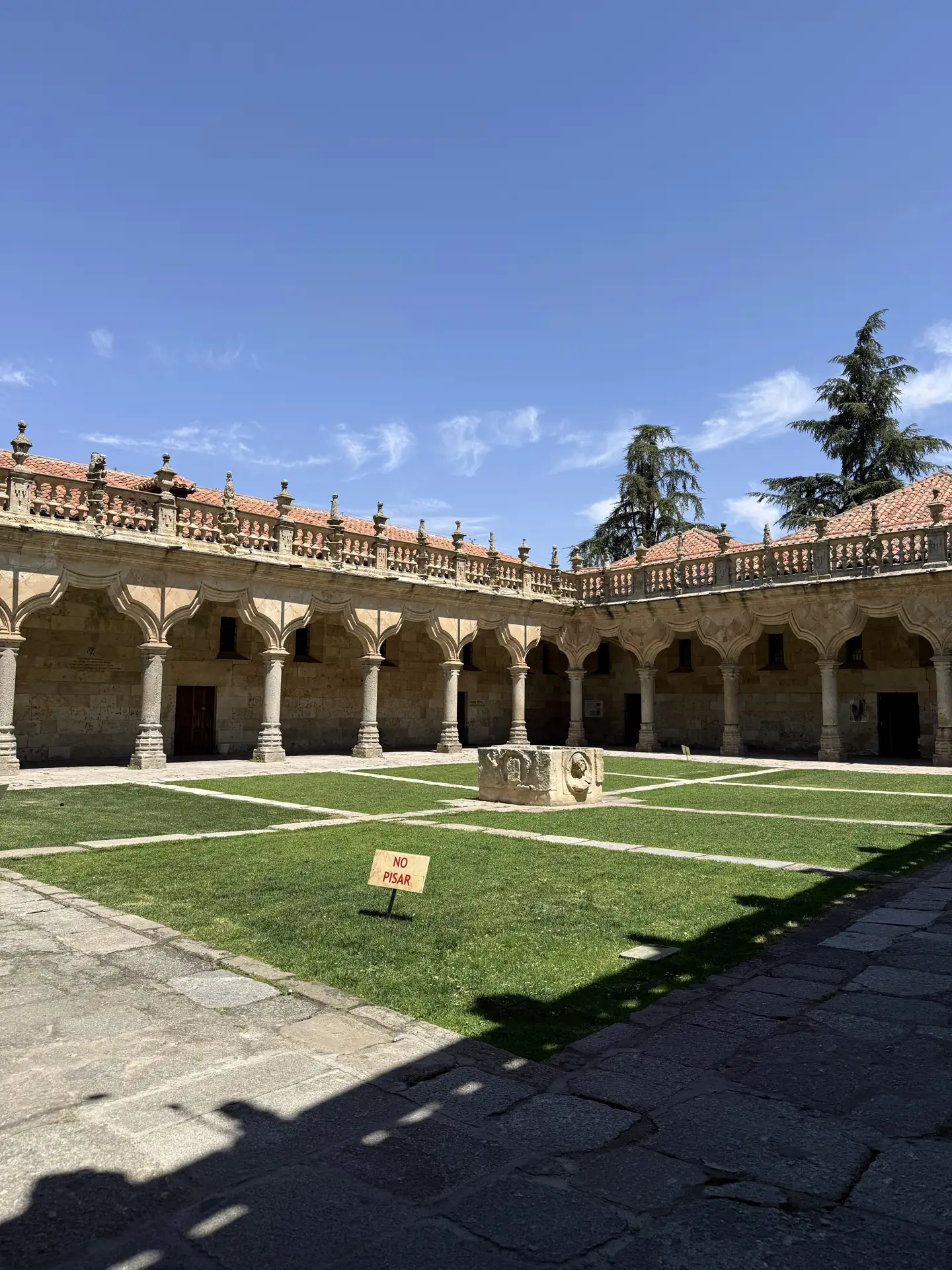 Arcos renacentistas del Patio de Escuelas Menores de Salamanca, con vítores en los muros. Foto propia La Maleta Inquieta, 2026.
