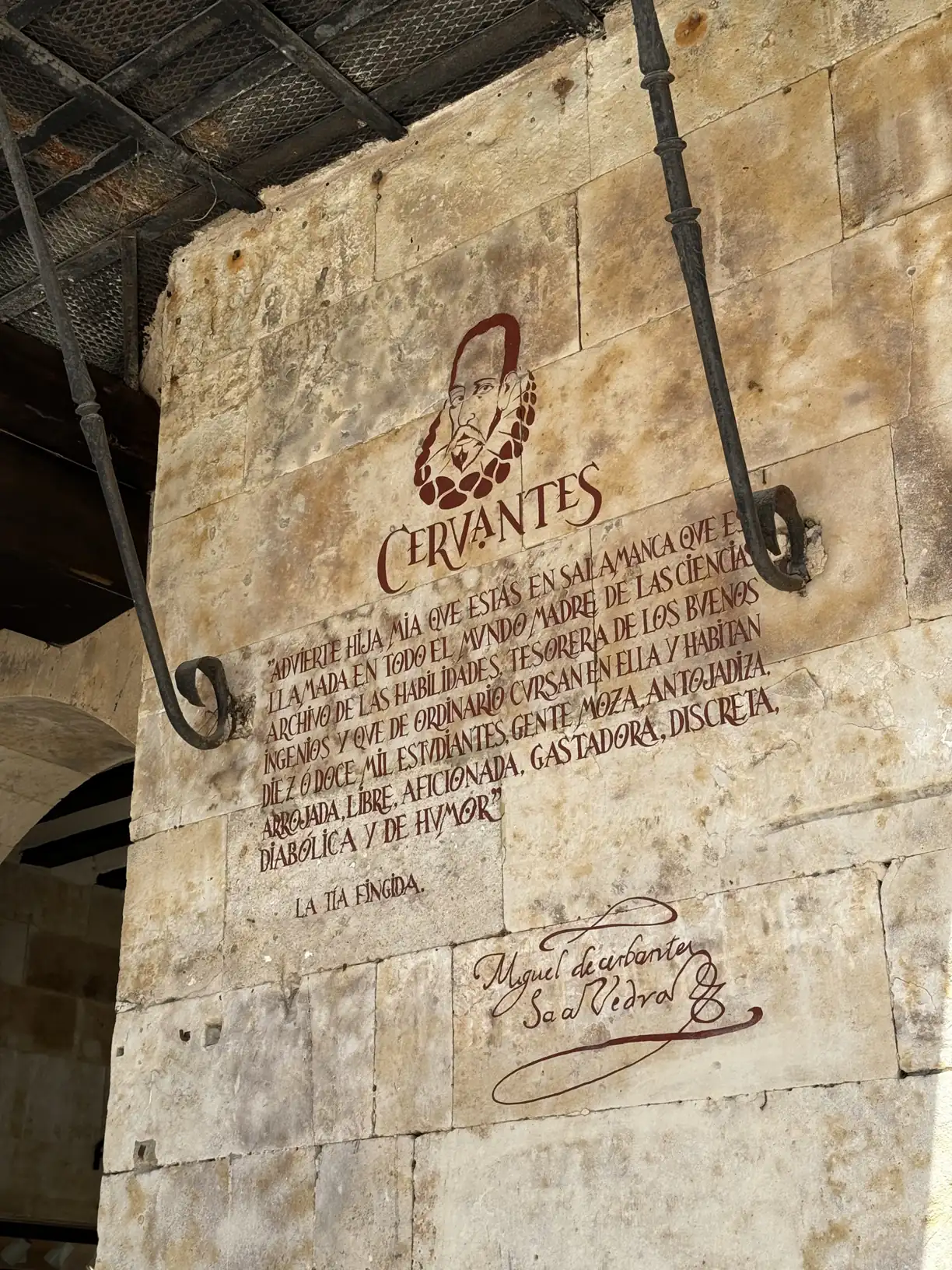 Medallones de la Plaza Mayor de Salamanca con el busto de Cervantes y referencia a La tía fingida. Foto propia La Maleta Inquieta, 2026