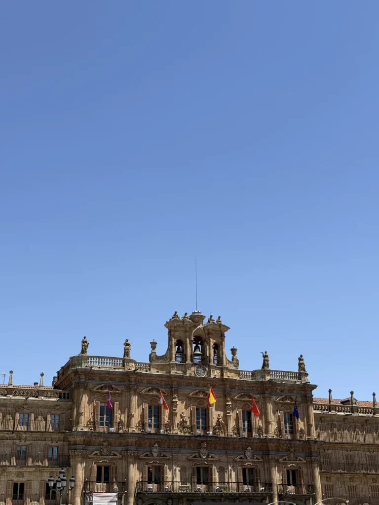 Pabellón del Ayuntamiento de la Plaza Mayor de Salamanca de día con banderas de España y Castilla y León — Foto propia La Maleta Inquieta, junio 2026