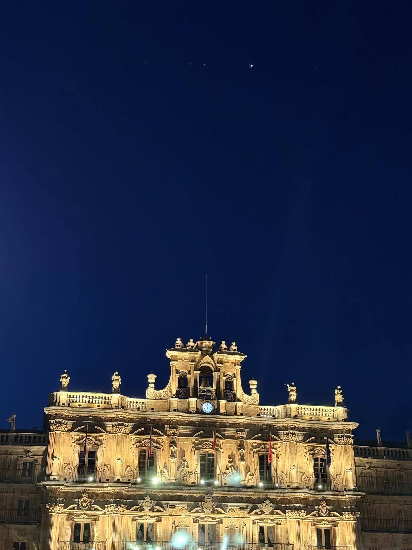 Pabellón del Ayuntamiento de la Plaza Mayor de Salamanca iluminado de noche. Foto propia La Maleta Inquieta, 2026