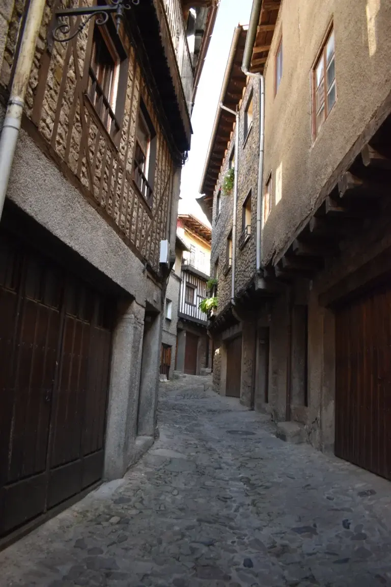 Calle empedrada con casas de entramado de madera en La Alberca, pueblo de Salamanca — La Maleta Inquieta