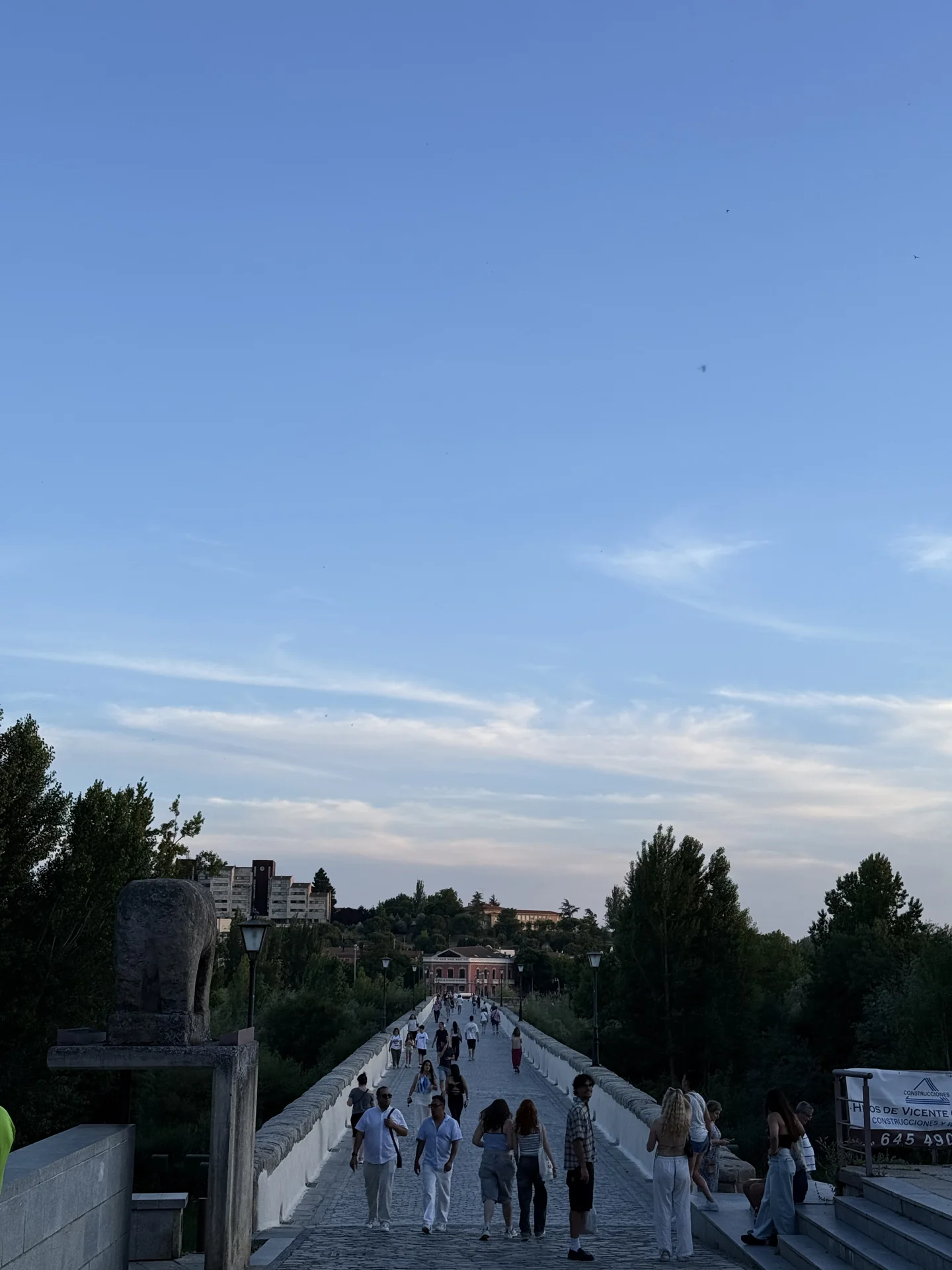 Ambiente al atardecer en el Puente Romano de Salamanca, buen sitio para ver los fuegos