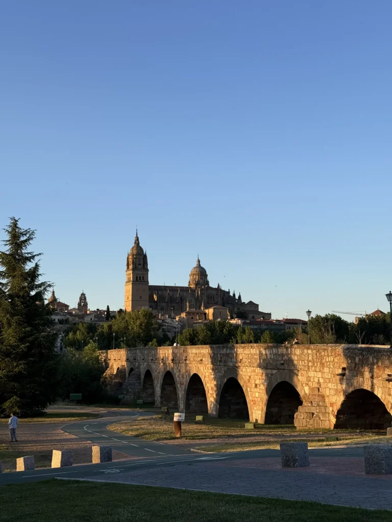 Puente Romano de Salamanca con la Catedral iluminada al fondo al atardecer — Foto propia La Maleta Inquieta, junio 2026