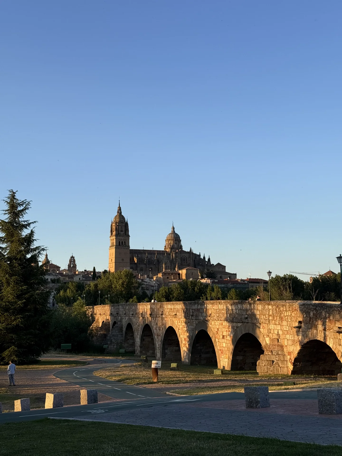 Catedral de Salamanca al fondo con luz dorada del atardecer desde el Puente Romano — Foto propia La Maleta Inquieta