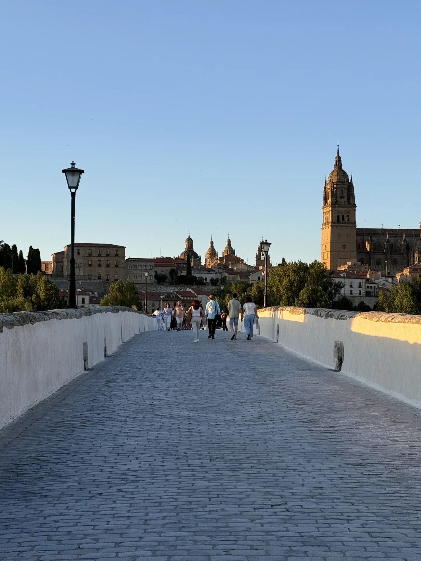 Paseo junto al Puente Romano de Salamanca con el skyline del casco histórico al fondo — Foto propia La Maleta Inquieta, junio 2026
