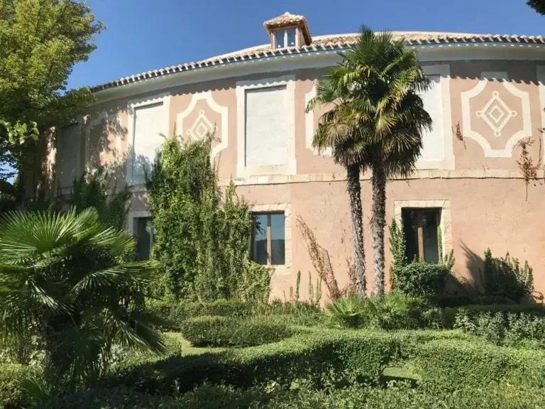 Fachada circular decorada y jardines de la Real Fábrica de Paños de Brihuega