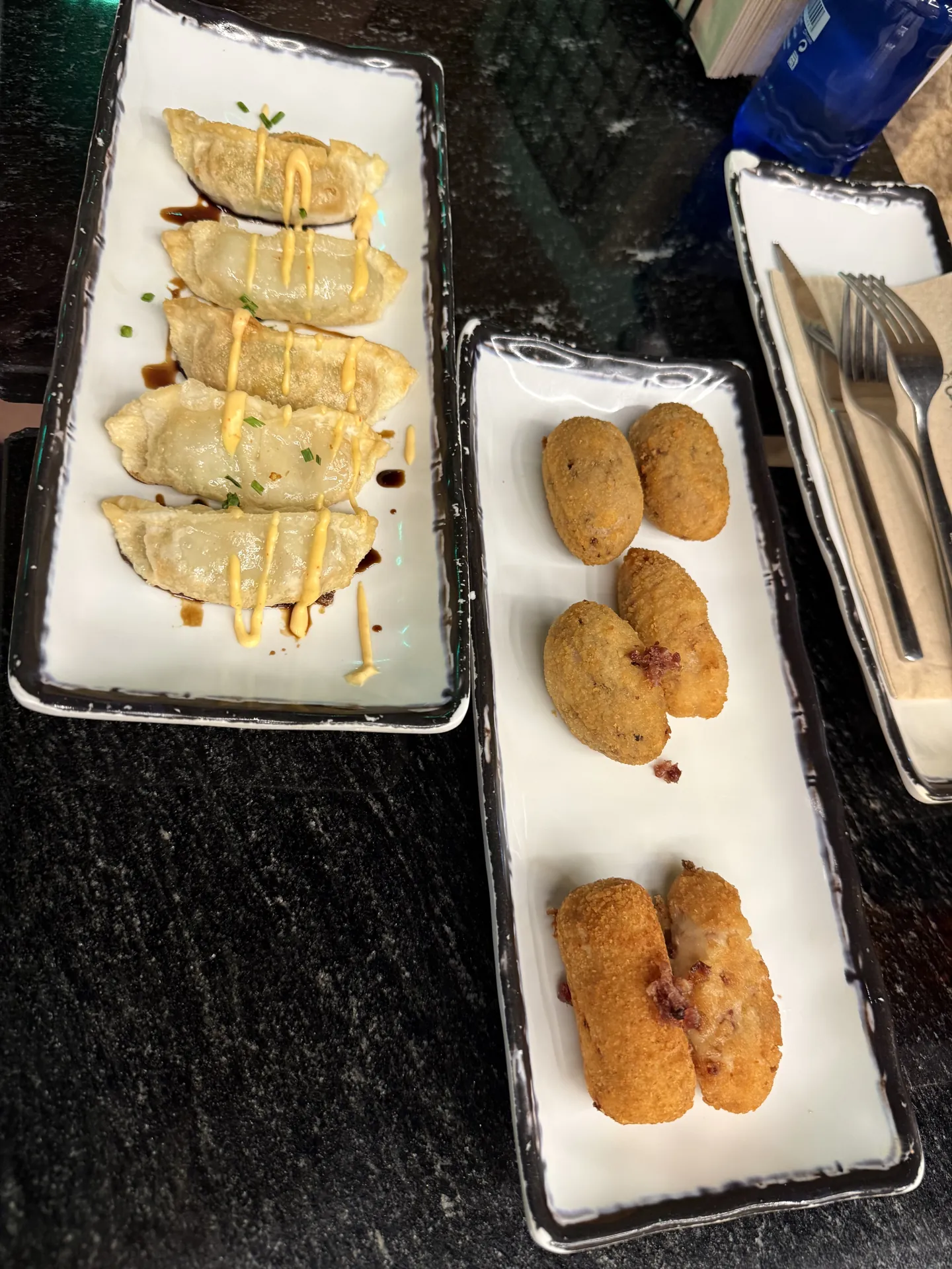 Plato de croquetas y pinchos variados en la barra de un bar de tapas de Salamanca — Foto propia La Maleta Inquieta, junio 2026