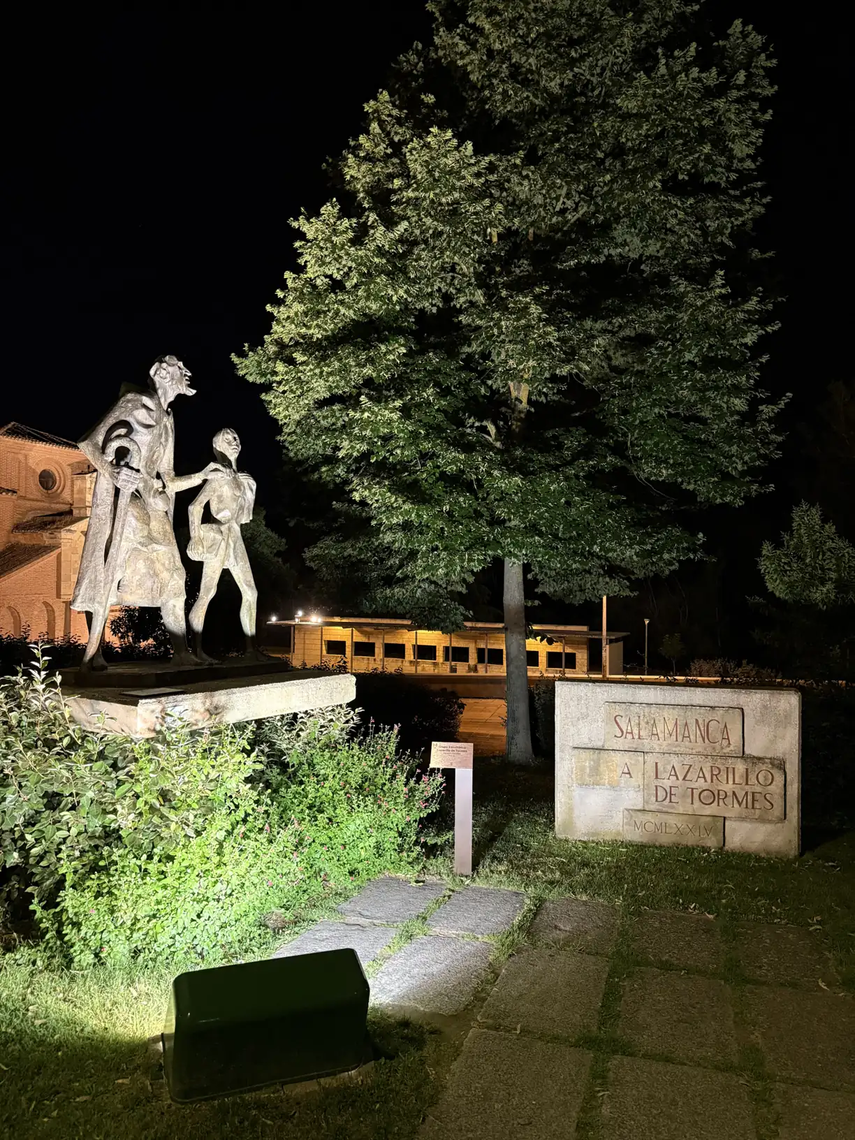 Escultura del Lazarillo de Tormes iluminada de noche junto al Puente Romano de Salamanca. Foto propia La Maleta Inquieta, junio 2026