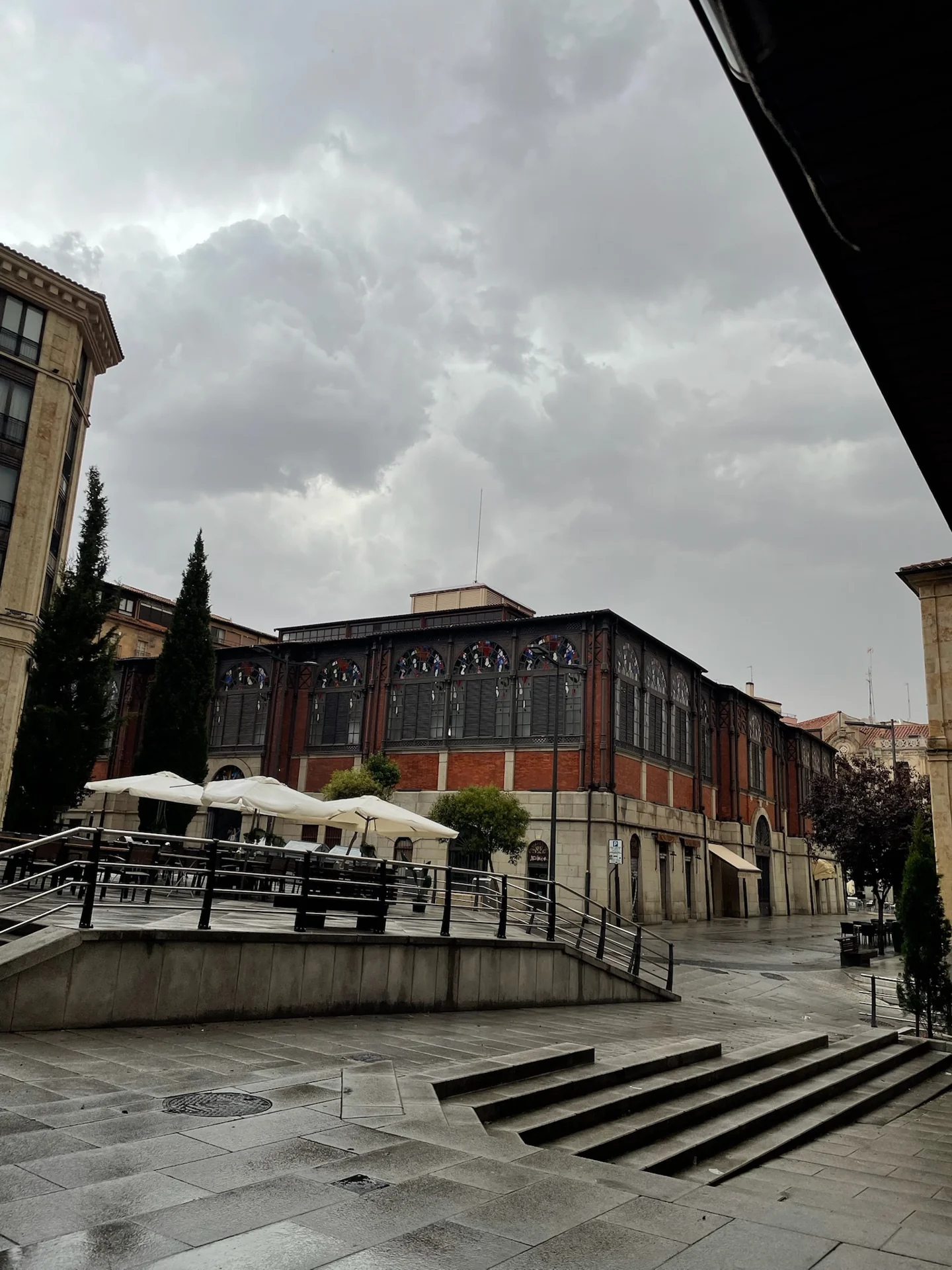 Fachada de hierro y cristal del Mercado Central de Salamanca junto a la Plaza Mayor — Foto propia La Maleta Inquieta, junio 2026