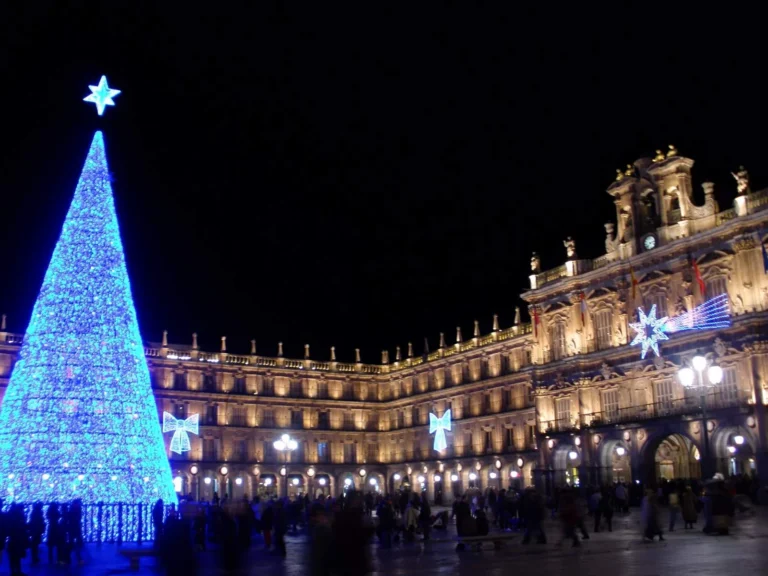 La Plaza Mayor de Salamanca iluminada en Navidad con un gran árbol de luces — La Maleta Inquieta