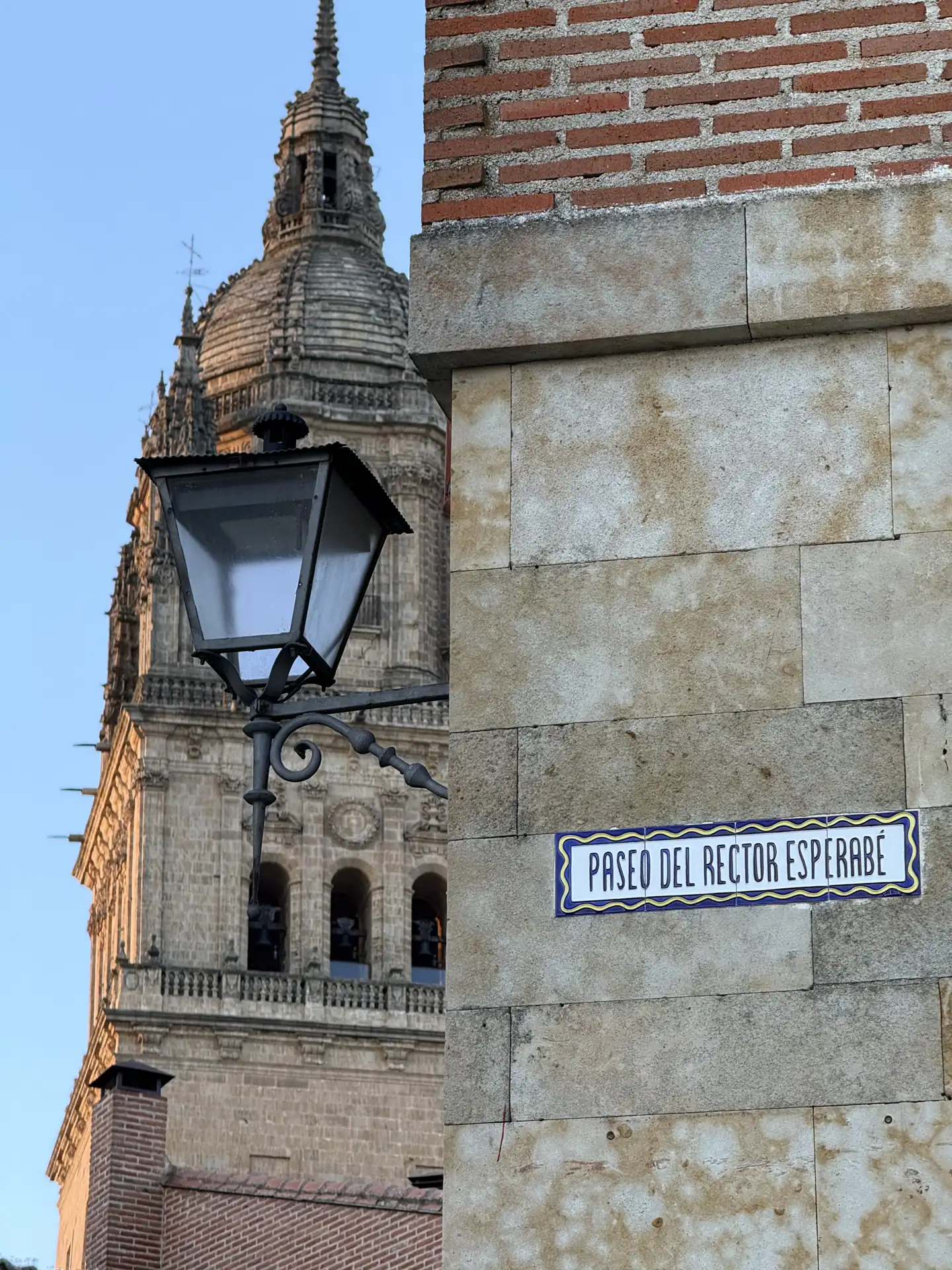 Paseo junto a la muralla y la Catedral de Salamanca al atardecer, cerca del huerto. Foto propia La Maleta Inquieta, 2026.