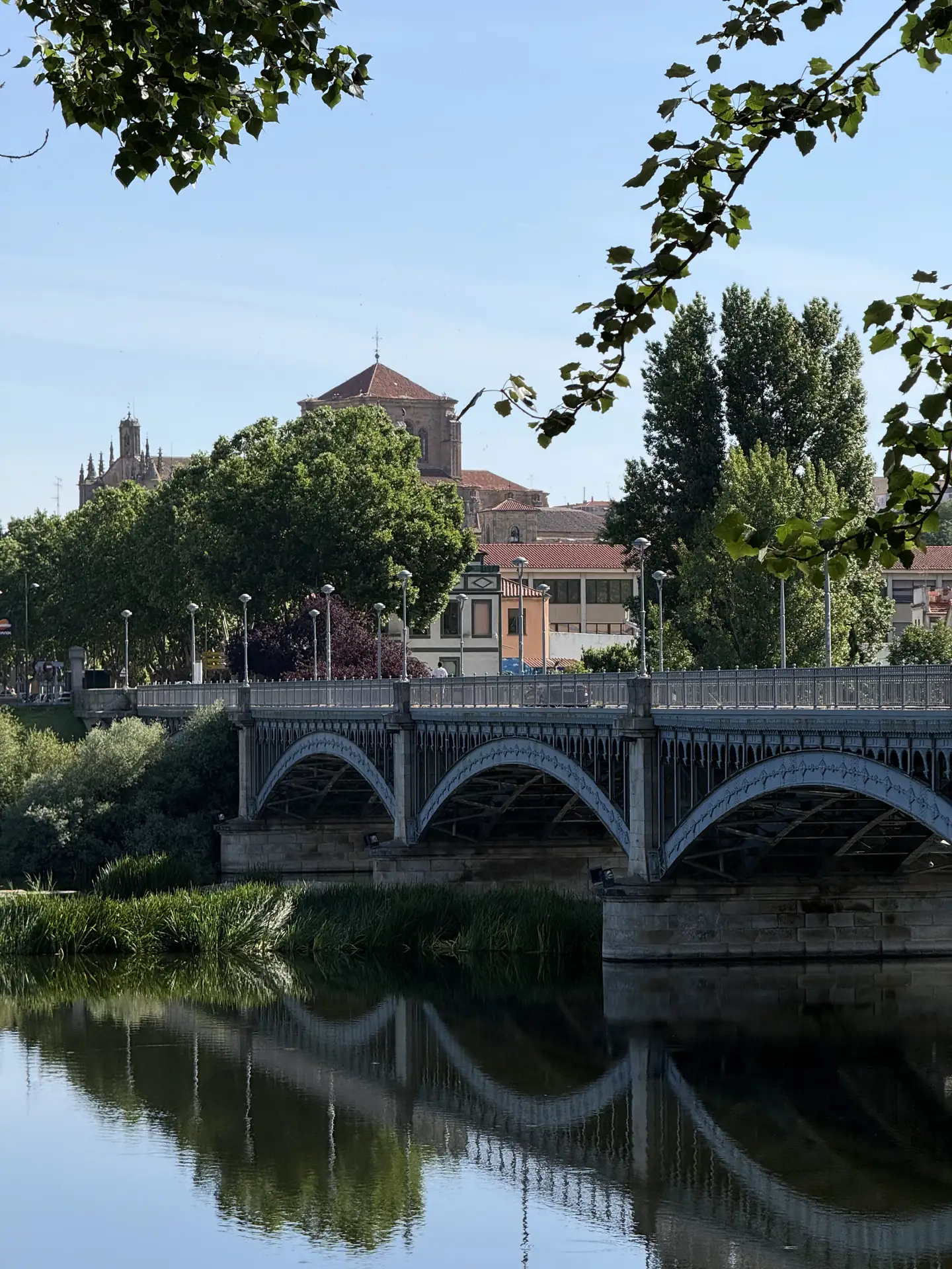 Puente metálico sobre el río Tormes junto al casco histórico de Salamanca, cerca del Museo de la Automoción — Foto propia La Maleta Inquieta, junio 2026