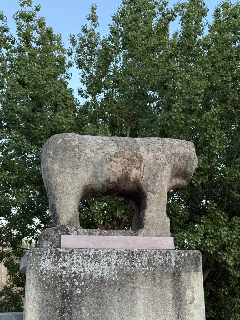 Escultura íbera del Verraco junto al Puente Romano de Salamanca — Foto propia La Maleta Inquieta, junio 2026