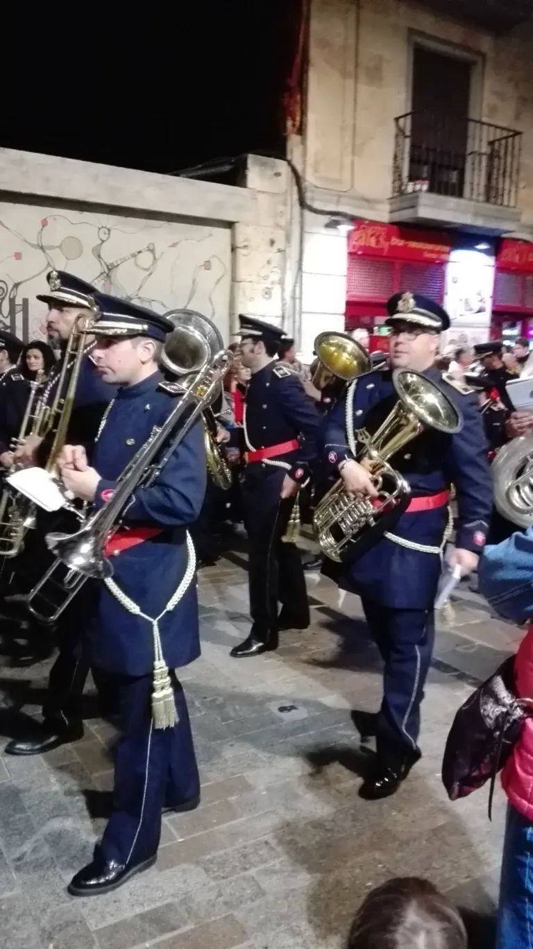 Banda de música en una procesión nocturna de la Semana Santa de Salamanca — La Maleta Inquieta