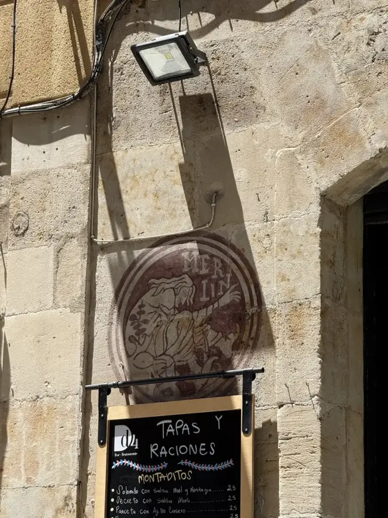Rótulo de un mesón de tapas y raciones en una fachada de piedra de Salamanca — Foto propia La Maleta Inquieta, junio 2026