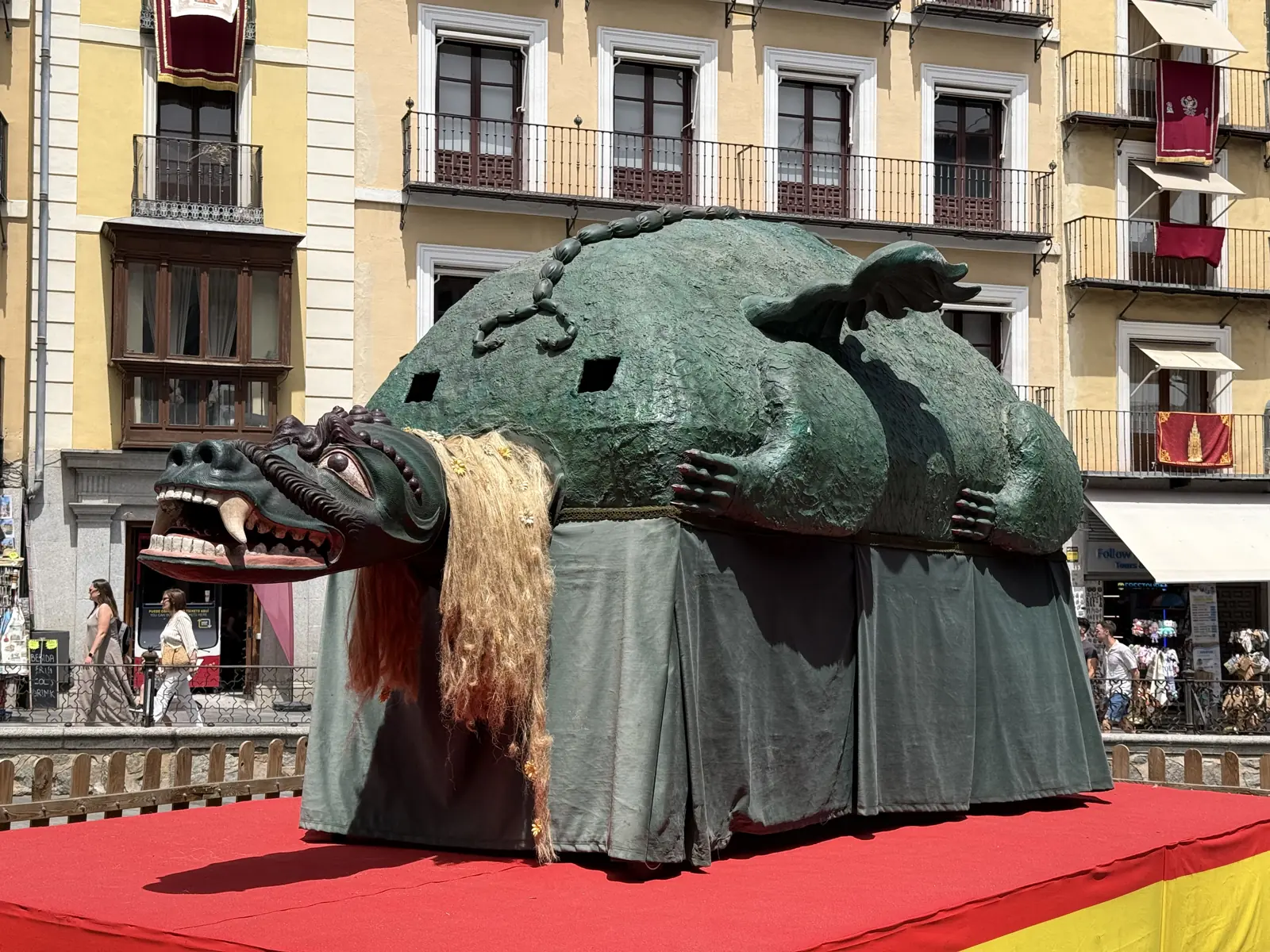La Tarasca, el dragón del Corpus de Toledo, sobre su carroza en la plaza durante la fiesta — Foto propia La Maleta Inquieta, junio 2026