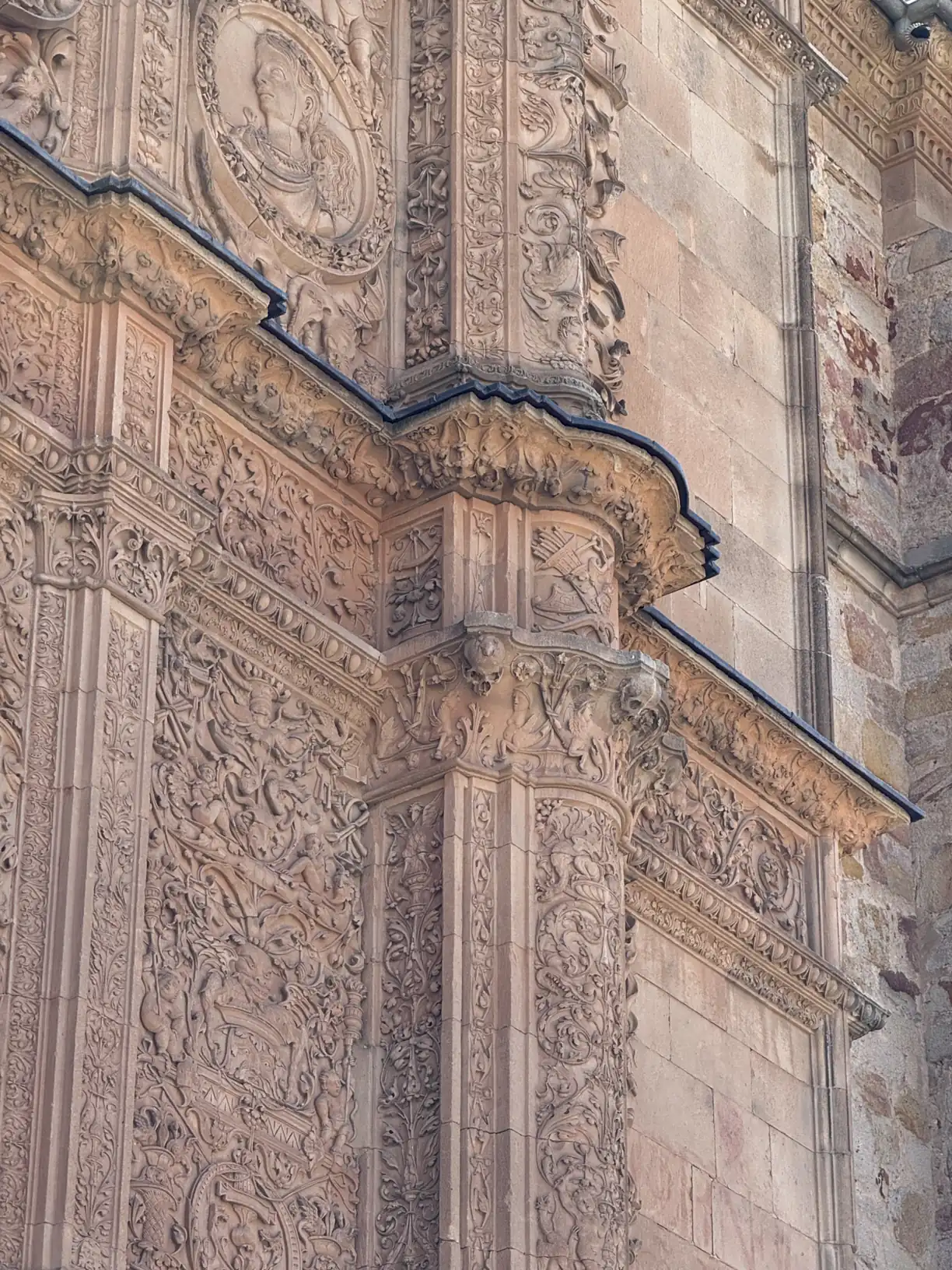 Detalle de las columnas y medallones de la fachada plateresca de la Universidad de Salamanca. Foto propia La Maleta Inquieta, junio 2026
