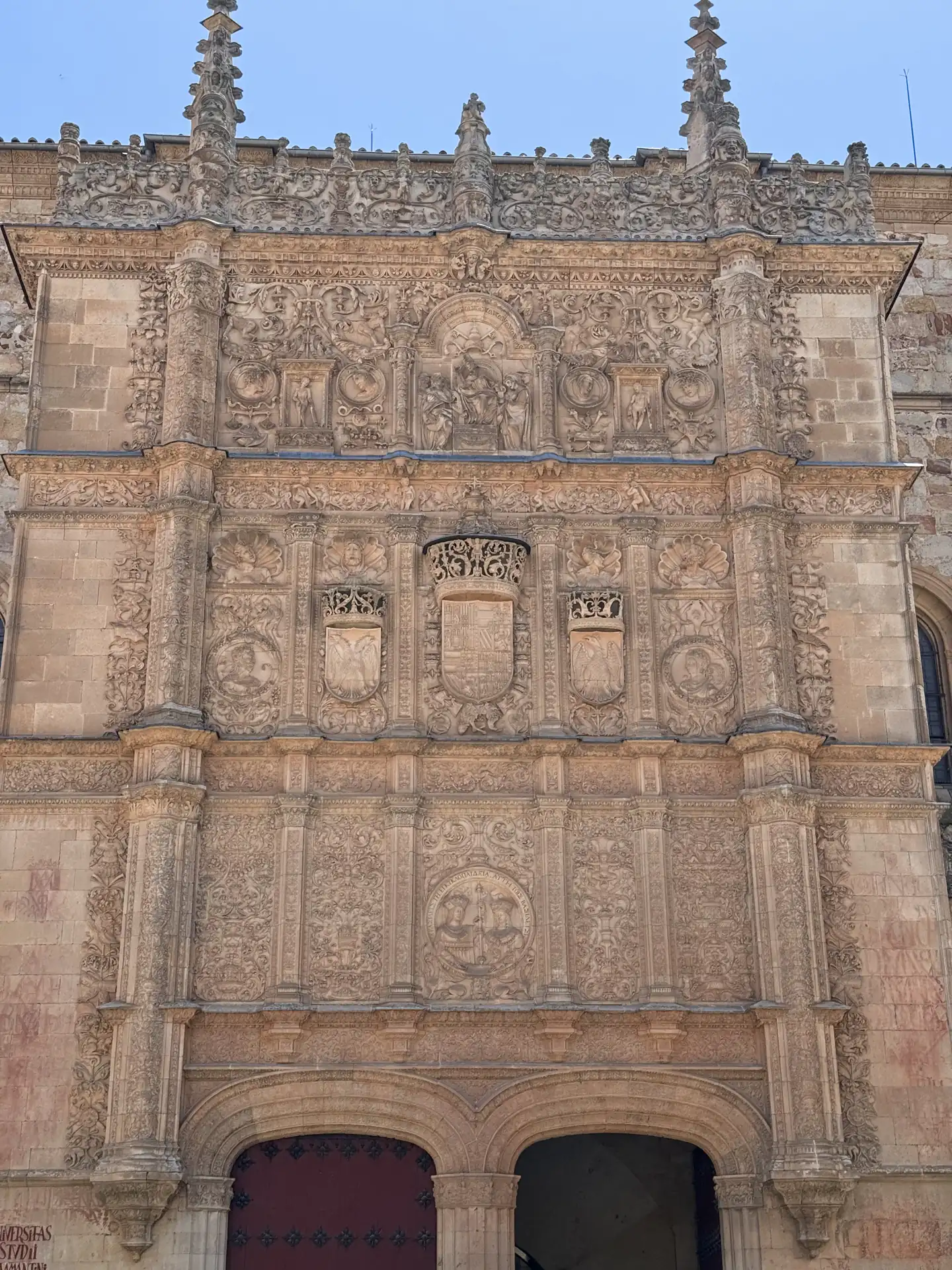 Fachada plateresca de la Universidad de Salamanca llena de relieves tallados en piedra dorada — Foto propia La Maleta Inquieta, junio 2026