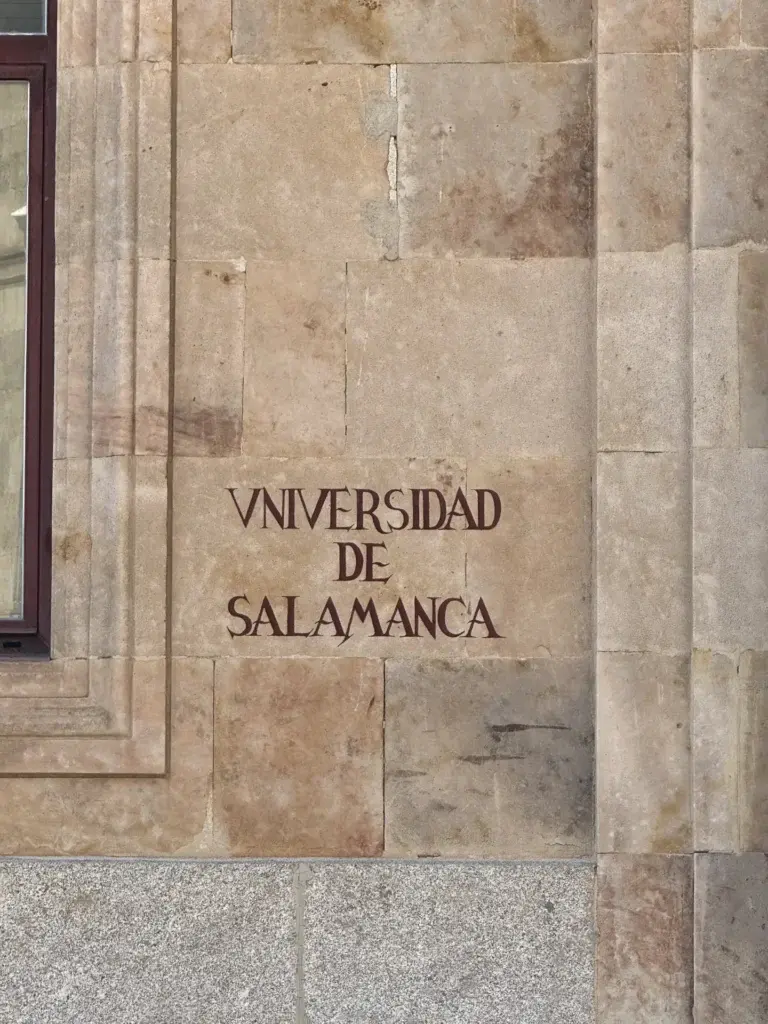 Inscripción Universidad de Salamanca grabada en piedra en la entrada del Patio de Escuelas — Foto propia La Maleta Inquieta, junio 2026