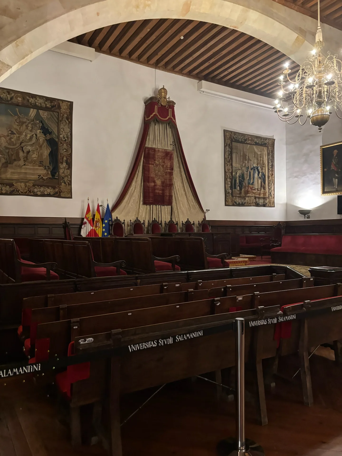 El Paraninfo de la Universidad de Salamanca con el dosel y los tapices flamencos. Foto propia La Maleta Inquieta, junio 2026