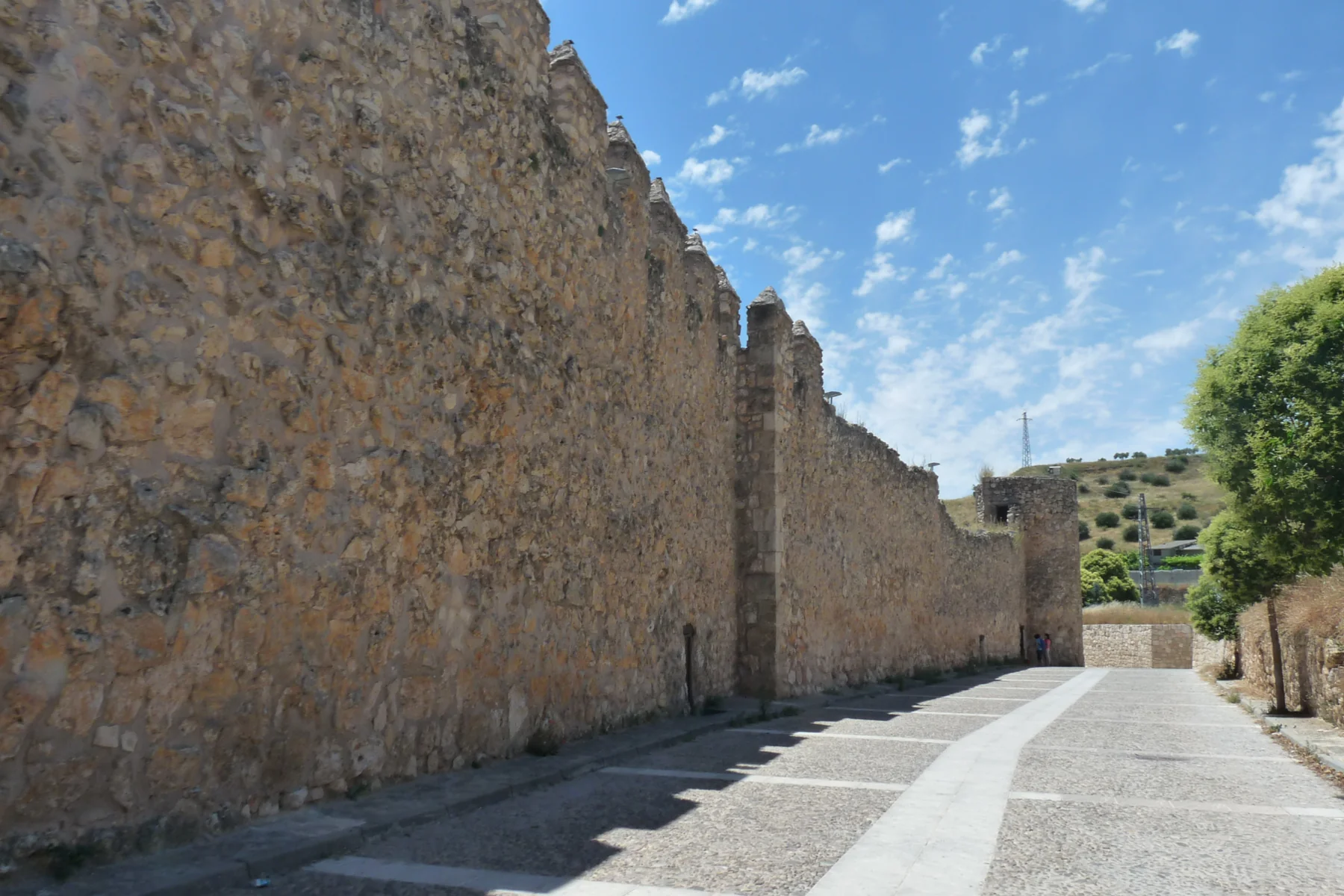 Muralla y casco histórico de Brihuega recorridos en una visita guiada por el pueblo de la Alcarria — Foto propia La Maleta Inquieta