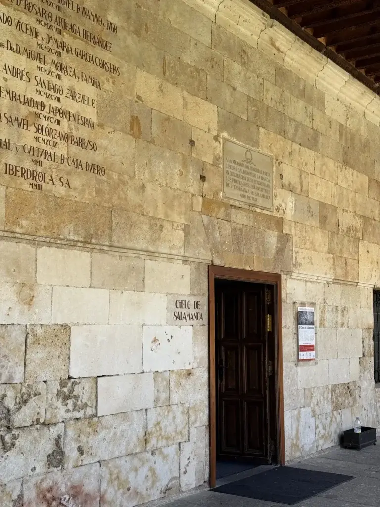 Fachada de piedra del Patio de Escuelas Menores con inscripciones vítores de doctores universitarios — Foto propia La Maleta Inquieta, junio 2026