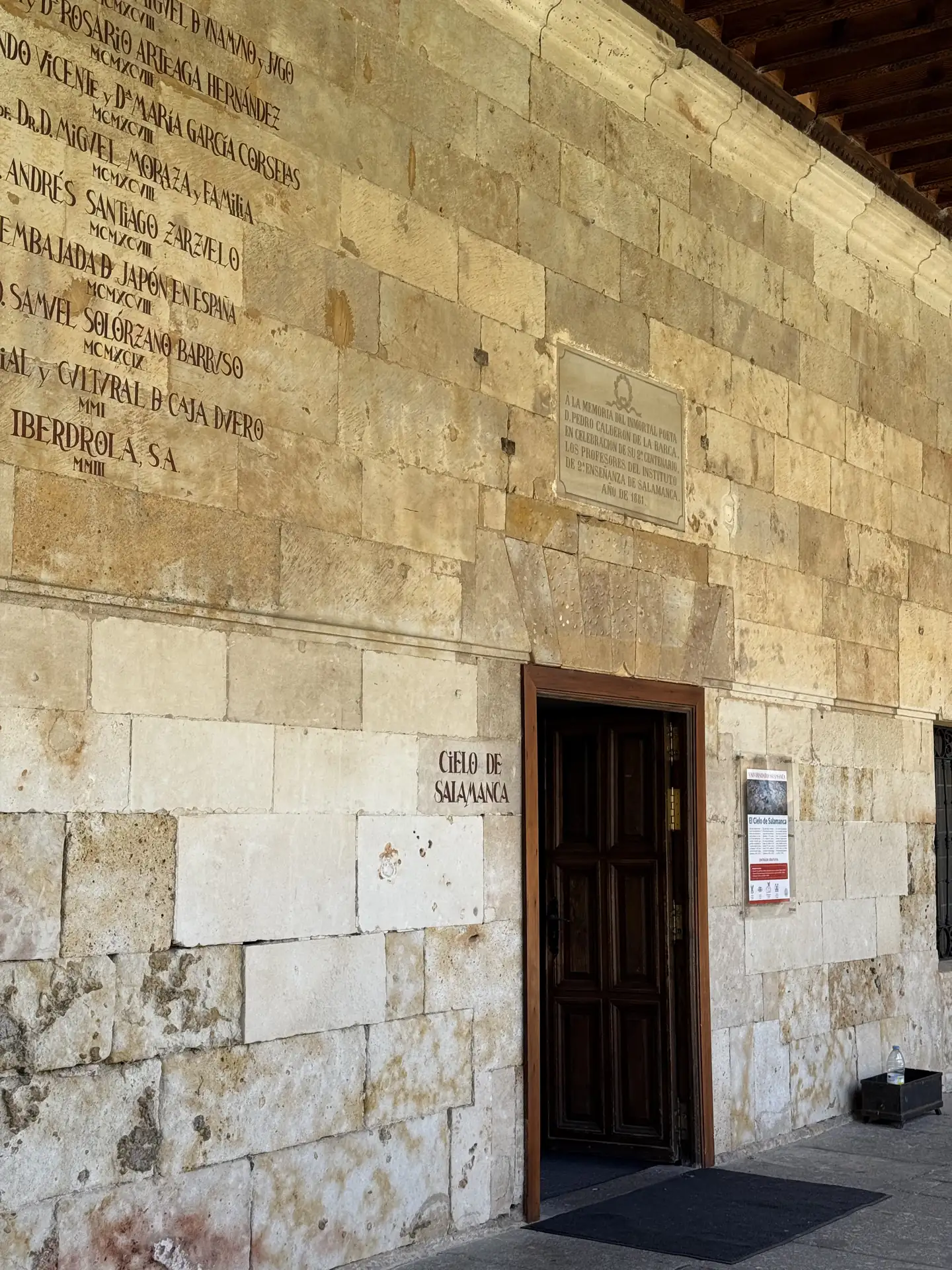 Vítores en almagre rojo sobre la fachada del Patio de Escuelas Menores de Salamanca — Foto propia La Maleta Inquieta
