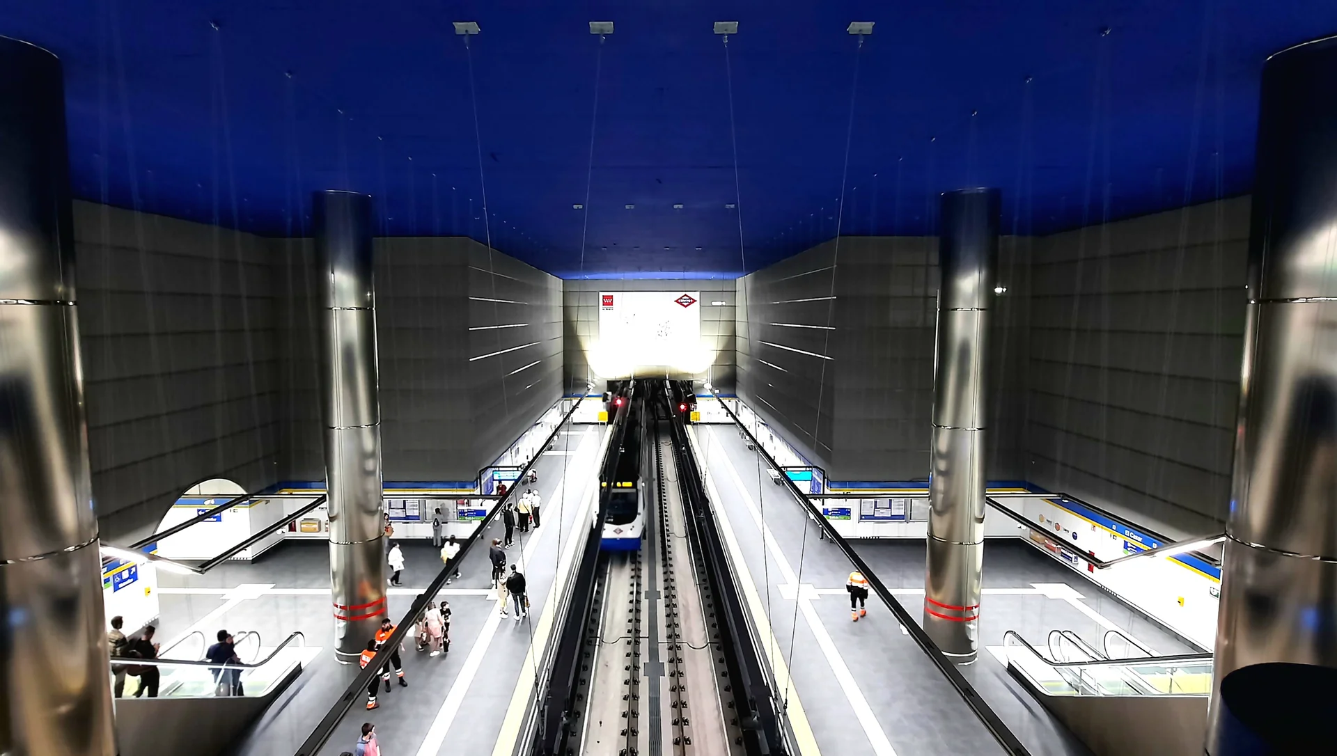 Tarjeta Multi del transporte de Madrid junto a un torno de metro, soporte del abono turístico, Foto propia La Maleta Inquieta, julio 2026