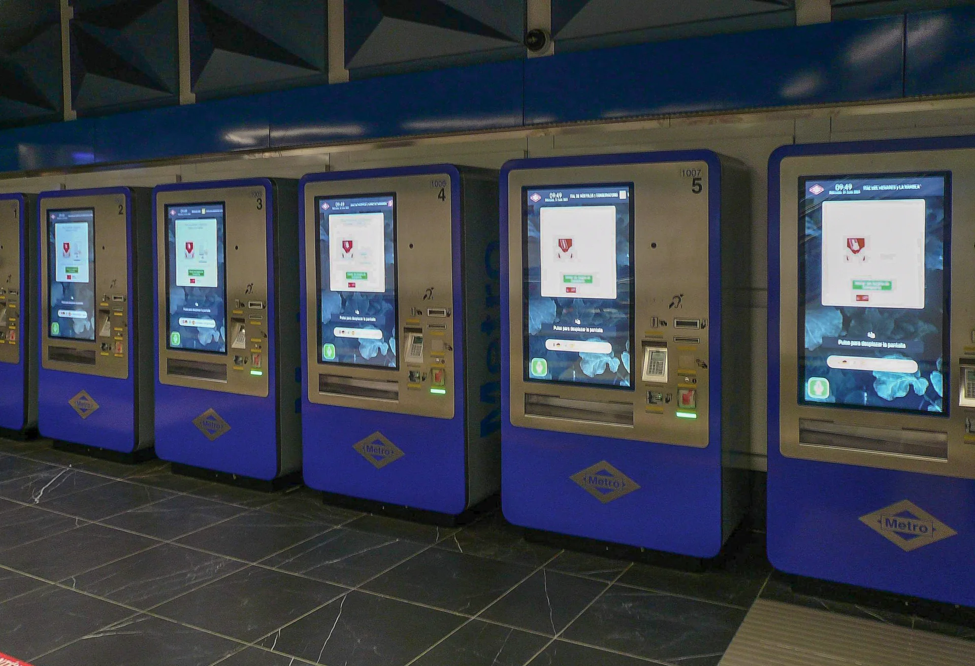 Máquina expendedora de billetes en una estación de metro de Madrid, punto de compra del abono turístico, Foto propia La Maleta Inquieta, julio 2026