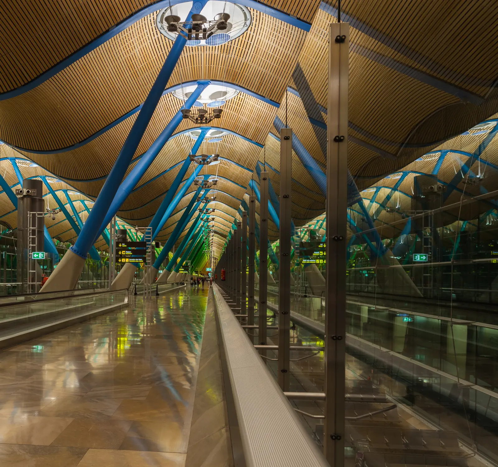 Terminal del aeropuerto Adolfo Suárez Madrid-Barajas, punto de partida hacia el centro en metro, Cercanías, bus o taxi, Foto propia La Maleta Inquieta, julio 2026