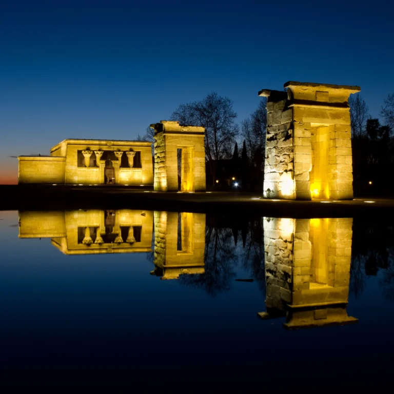 Templo de Debod al atardecer reflejado en el estanque, con las últimas luces naranjas en el horizonte — La Maleta Inquieta