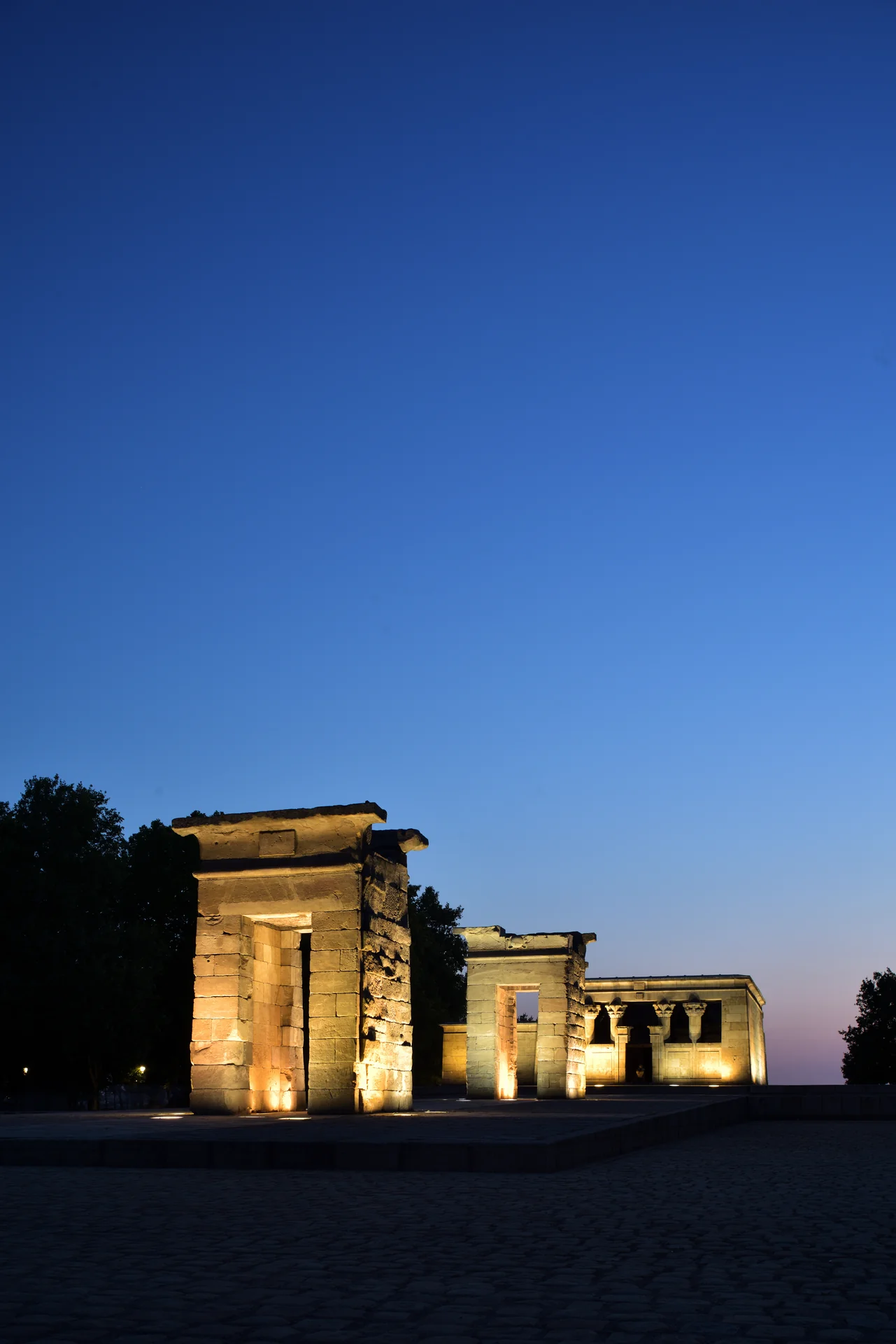 Silueta del Templo de Debod recortada contra el sol poniente desde la explanada. Foto propia La Maleta Inquieta, 2026.