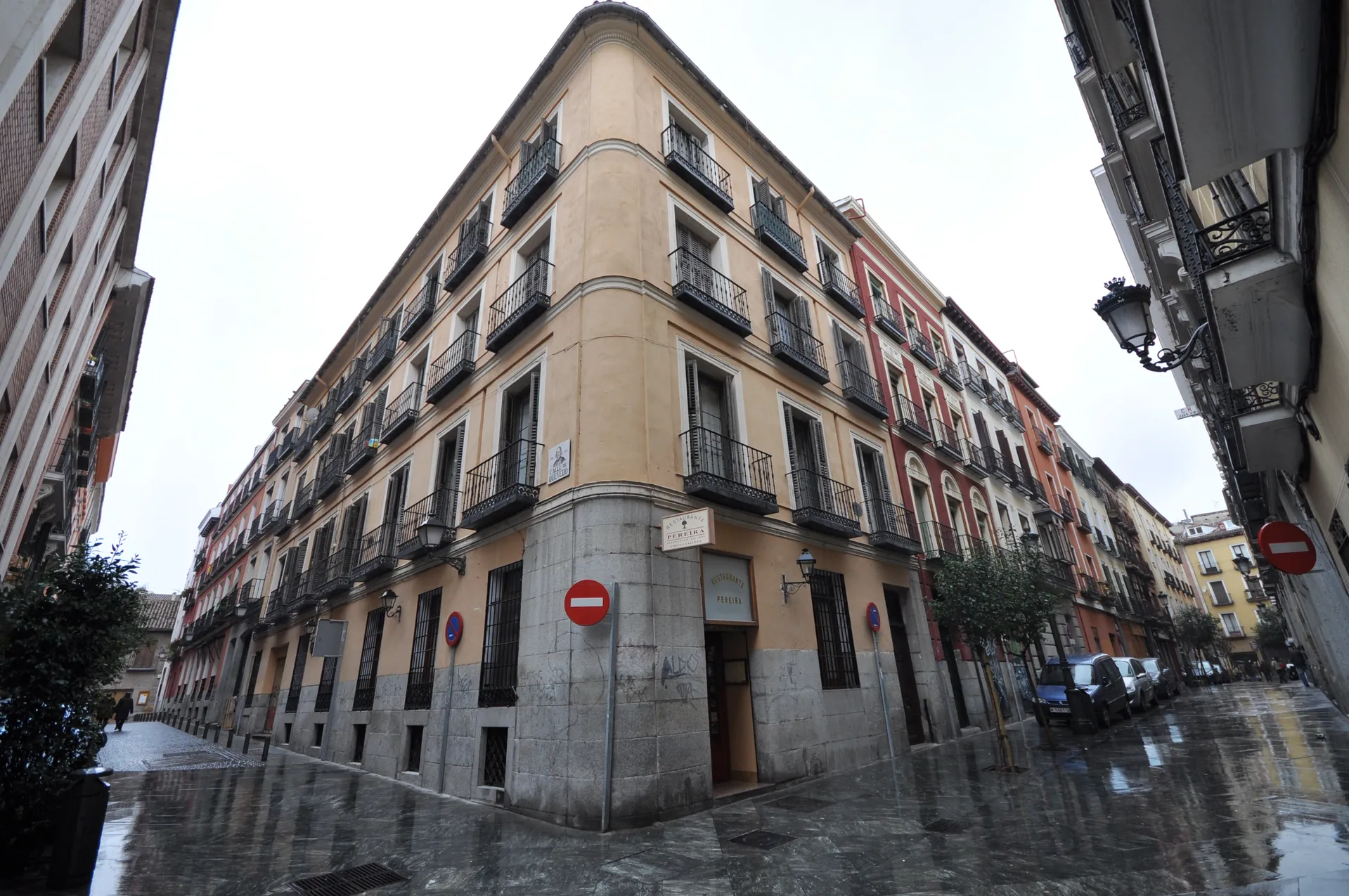 Esquina de un edificio clásico con balcones de hierro en una calle del Barrio de las Letras de Madrid