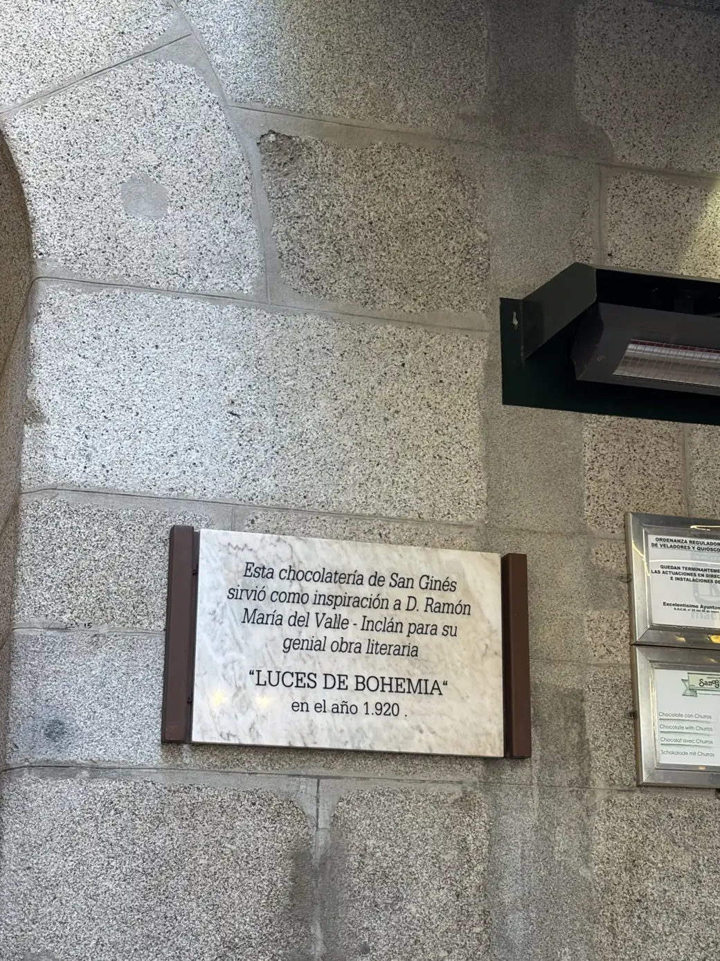 Placa con versos grabados en el suelo del Barrio de las Letras de Madrid, Foto propia La Maleta Inquieta, julio 2026