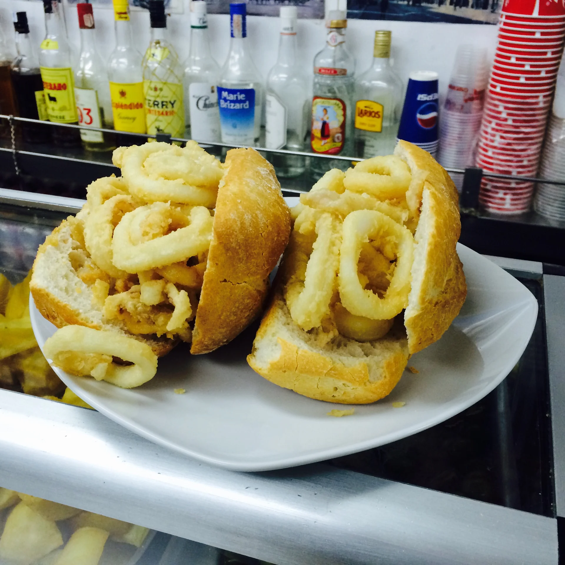 Bocadillo de calamares recién hecho servido en un bar de la Plaza Mayor de Madrid. Foto propia La Maleta Inquieta, julio 2026