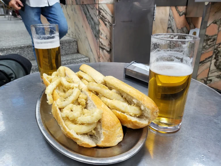 Fachada de la Cervecería La Campana en la calle Botoneras, junto a la Plaza Mayor de Madrid. Foto propia La Maleta Inquieta, julio 2026