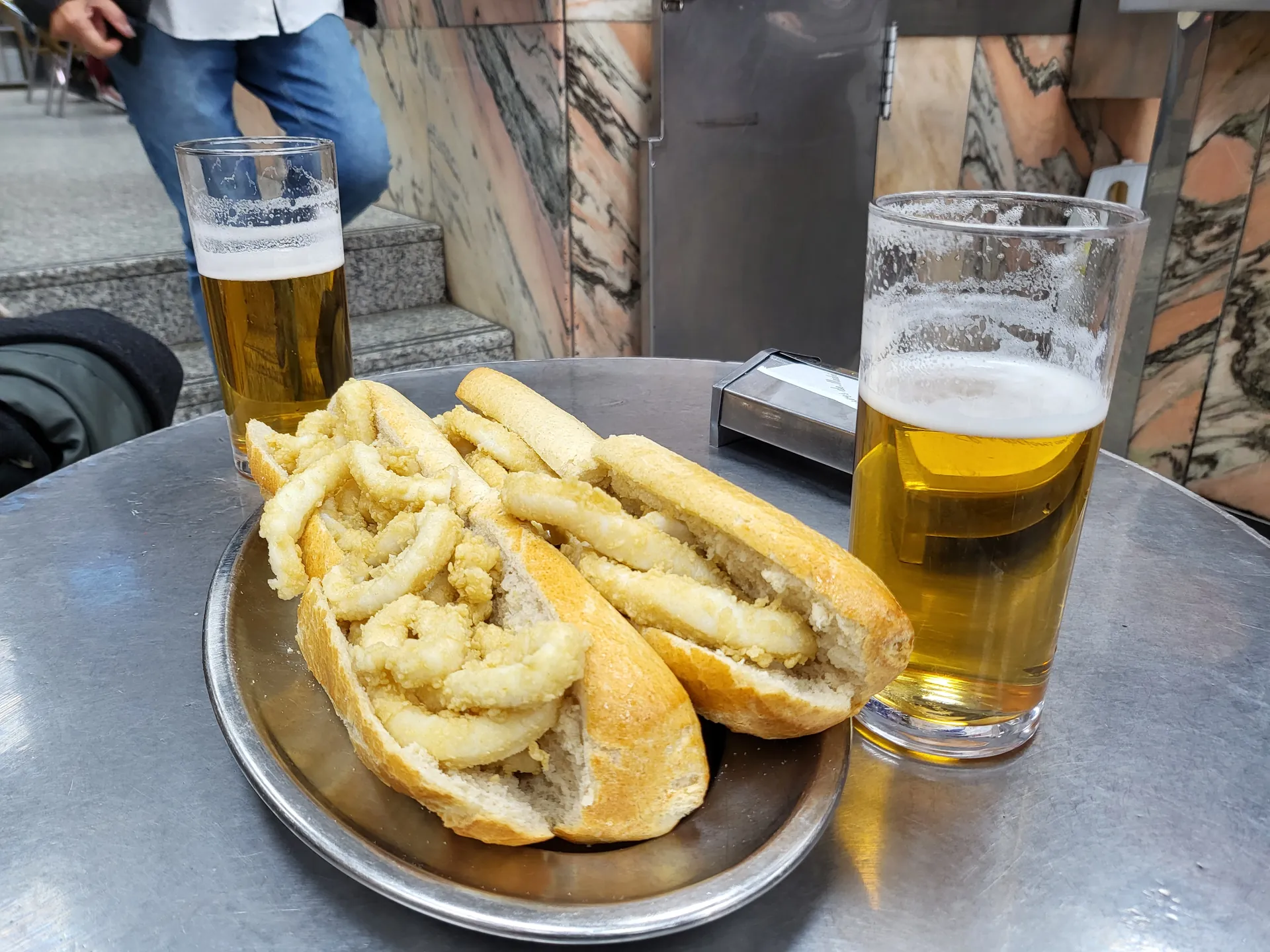 Fachada de la Cervecería La Campana en la calle Botoneras, junto a la Plaza Mayor de Madrid. Foto propia La Maleta Inquieta, julio 2026