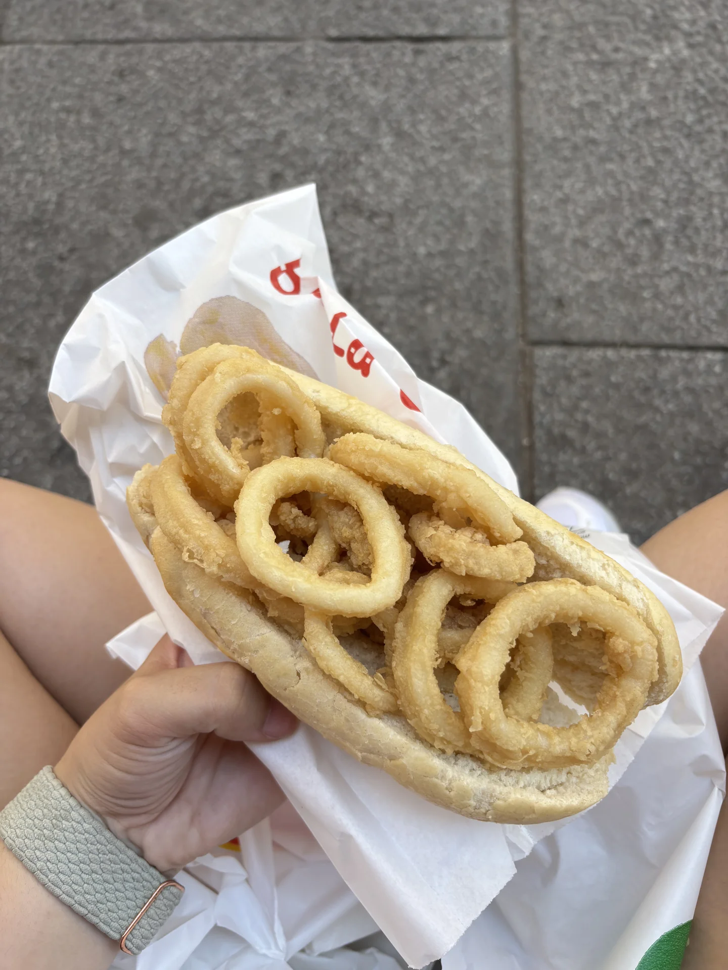 Bocadillo de calamares recién hecho servido en una barra del centro de Madrid, Foto propia La Maleta Inquieta