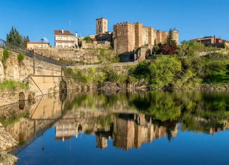 Casco amurallado de Buitrago del Lozoya con su castillo y torre reflejados en el río Lozoya — La Maleta Inquieta