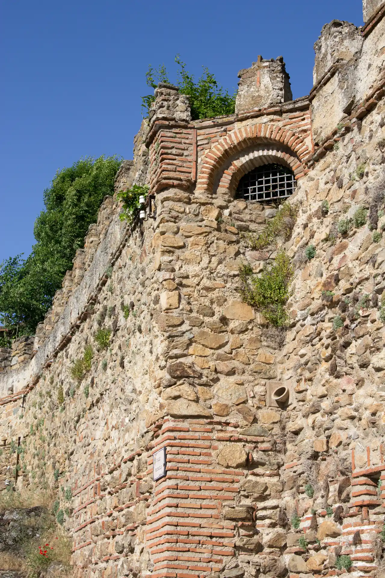 Muralla de Buitrago del Lozoya reflejada en el meandro del río Lozoya.