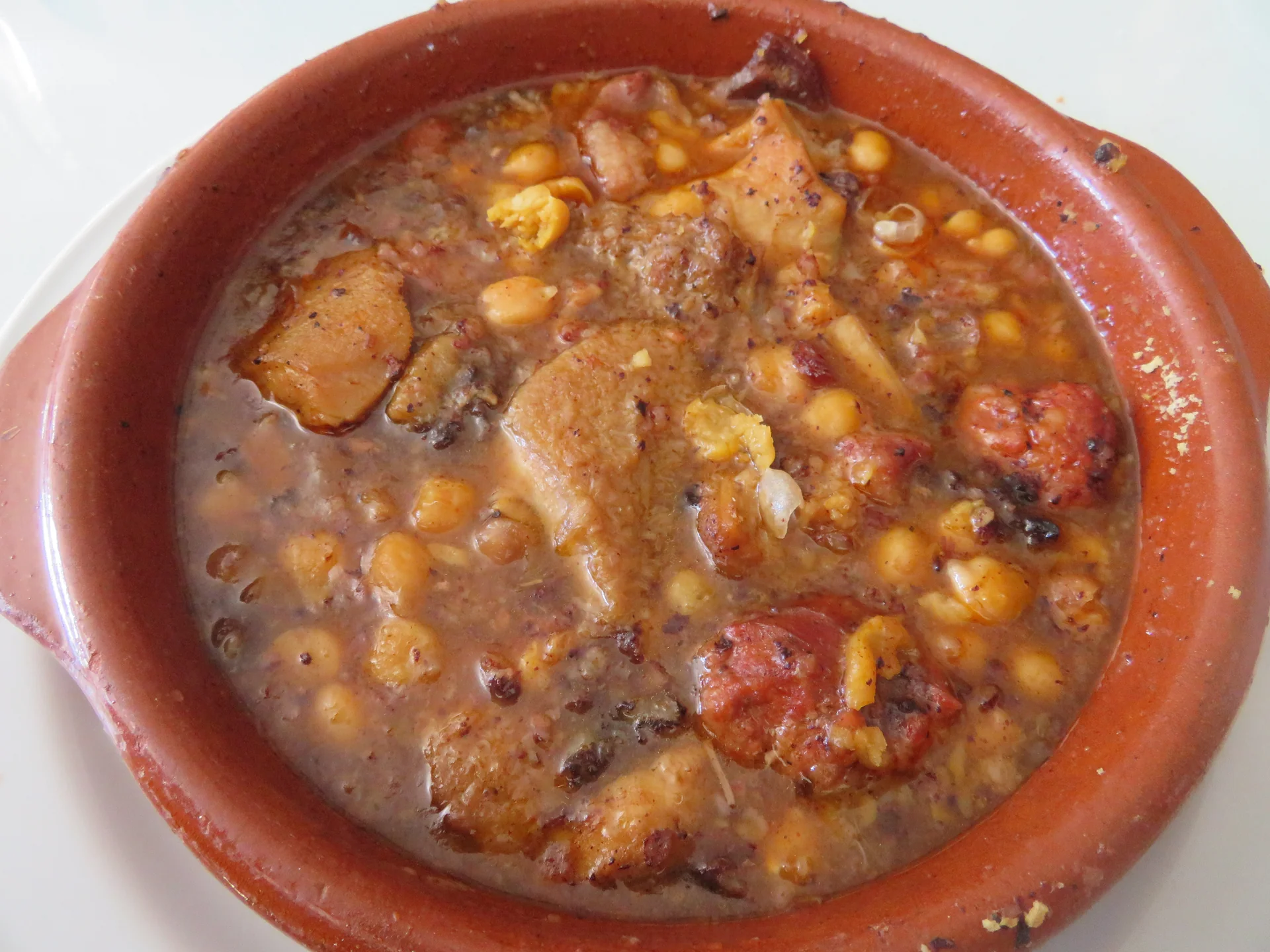 Callos a la madrileña servidos en cazuela de barro con chorizo, morcilla y salsa de pimentón