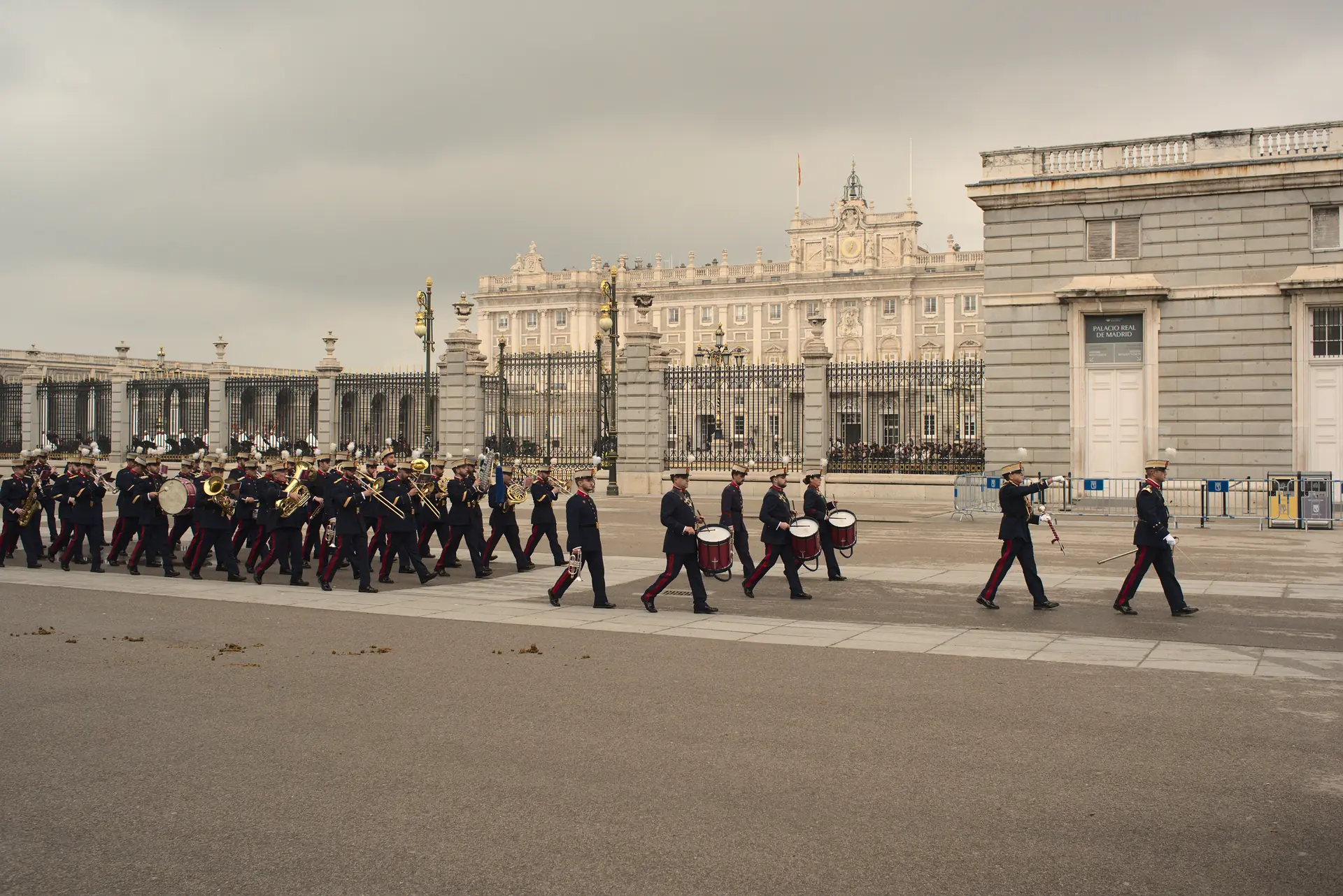 Guardia Real formada frente a la Puerta del Príncipe del Palacio Real de Madrid. Foto propia La Maleta Inquieta, 2026.