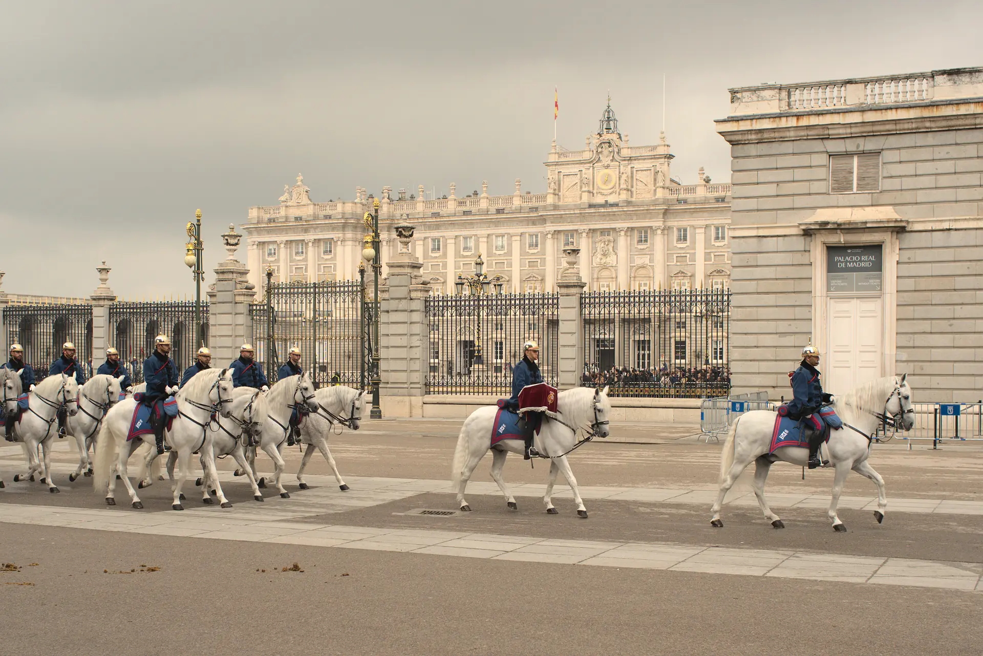 Caballería de la Guardia Real durante el relevo solemne ante el Palacio Real de Madrid. Foto propia La Maleta Inquieta, 2026.