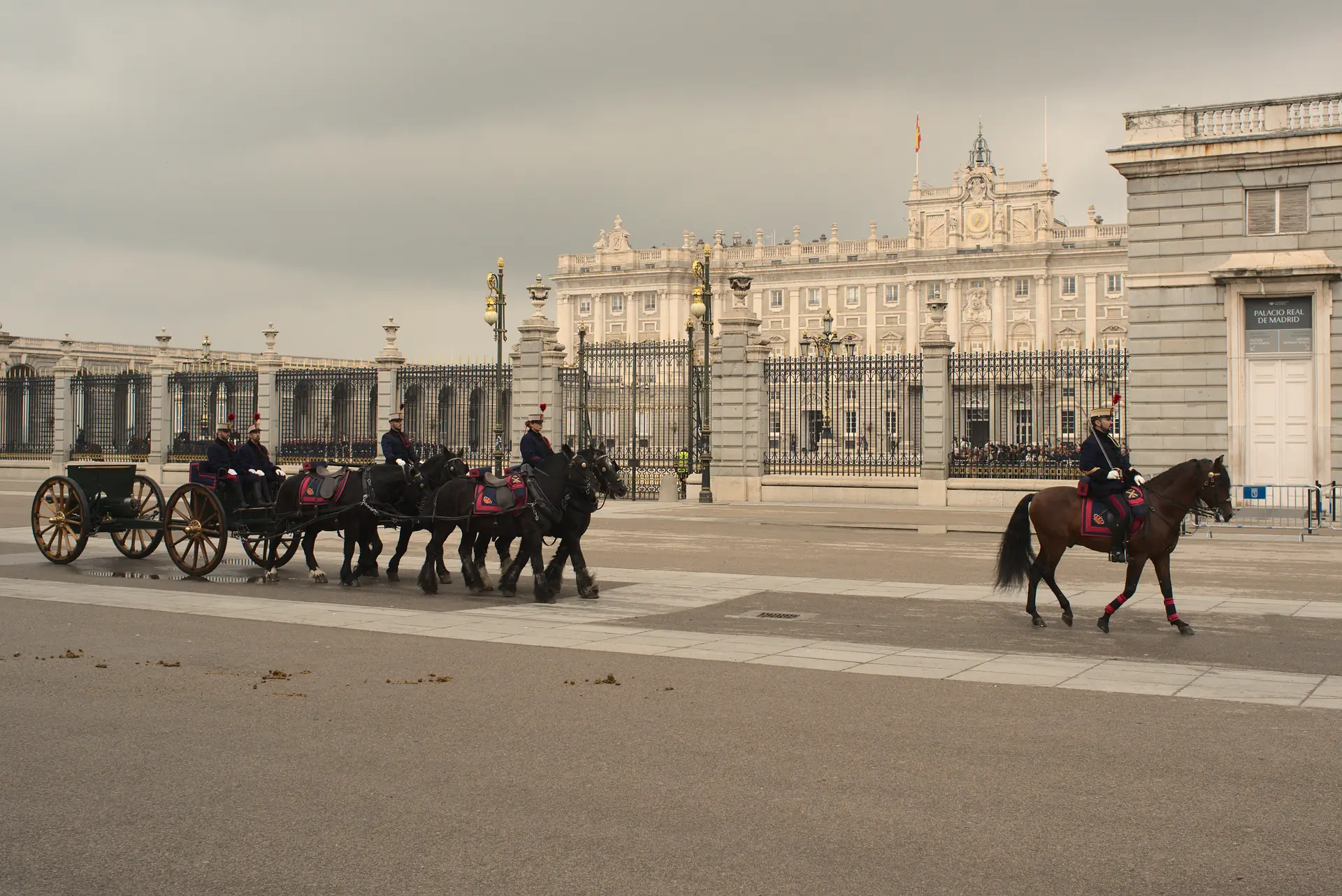 Público viendo el cambio de guardia en la Plaza de la Armería del Palacio Real de Madrid. Foto propia La Maleta Inquieta, 2026.